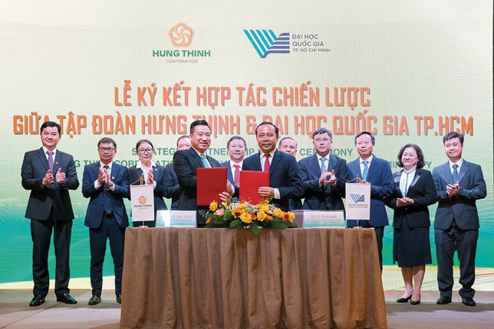 Đại diện Hưng Thịnh Corp và ĐHQG - TP. HCM trong buổi Lễ ký kết. Đại diện Hưng Thịnh Corp và ĐHQG - TP. HCM trong buổi Lễ ký kết.