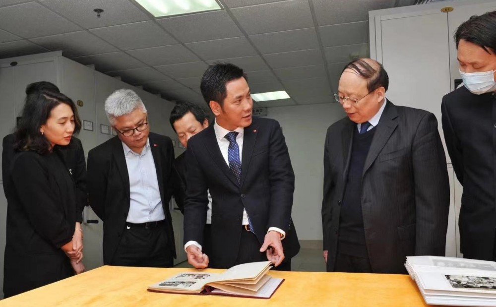 Cục trưởng Cục Lưu trữ Thượng Hải giới thiệu các tư liệu, hình ảnh trong các chuyến thăm đến Giang Tô của Bác Cục trưởng Cục Lưu trữ Thượng Hải giới thiệu các tư liệu, hình ảnh trong các chuyến thăm đến Giang Tô của Bác