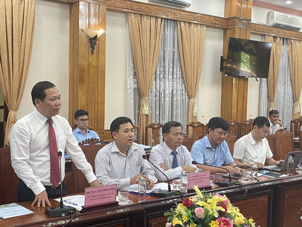 Chủ tịch UBND tỉnh Bình Định Nguyễn Phi Long đã giới thiệu khái quát về đặc điểm tự nhiên, kinh tế - xã hội, cơ hội đầu tư, tiềm năng, thế mạnh và chia sẻ định hướng phát triển của của địa phương trong thời gian tới Chủ tịch UBND tỉnh Bình Định Nguyễn Phi Long đã giới thiệu khái quát về đặc điểm tự nhiên, kinh tế - xã hội, cơ hội đầu tư, tiềm năng, thế mạnh và chia sẻ định hướng phát triển của của địa phương trong thời gian tới