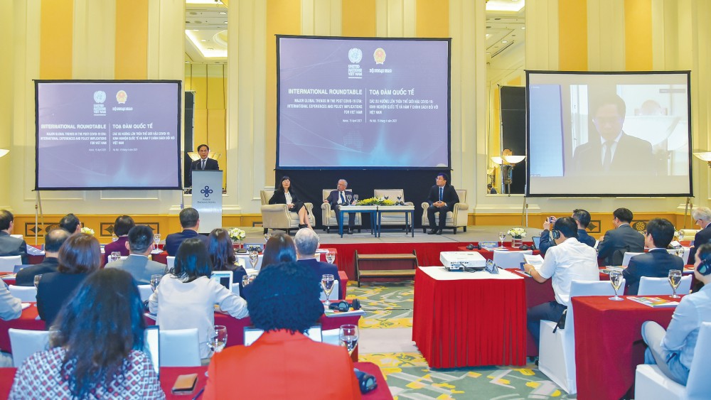 Bộ trưởng Ngoại giao Bùi Thanh Sơn phát biểu tại Tọa đàm quốc tế “Các xu hướng lớn trên thế giới hậu Covid-19: Kinh nghiệm quốc tế và hàm ý chính sách đối với Việt Nam” ngày 15/4.  (Ảnh: Tuấn Anh)