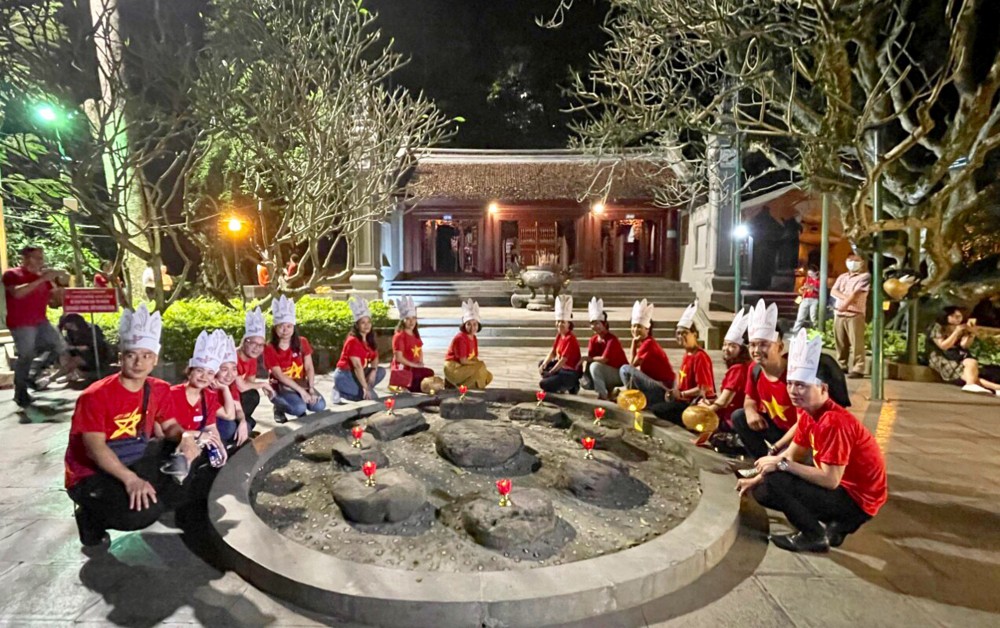 Du khách cảm nhận không khí linh thiêng về đêm tại Đền Hùng. (Ảnh: Bùi Thuận)