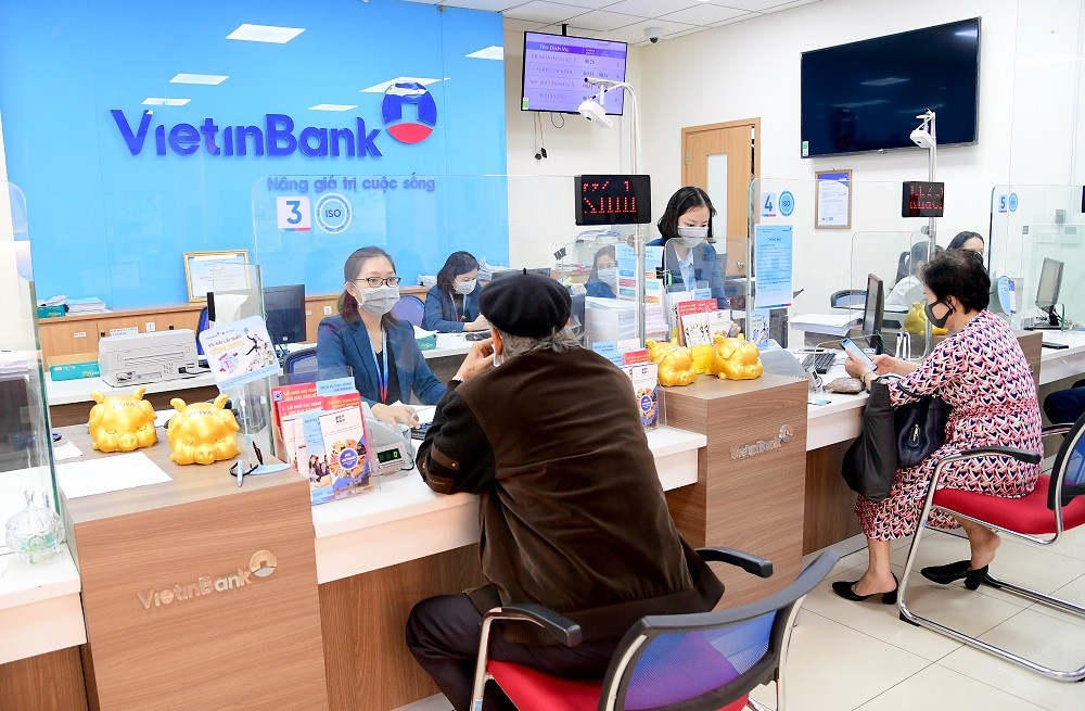 Khách hàng giao dịch tại VietinBank. Khách hàng giao dịch tại VietinBank.
