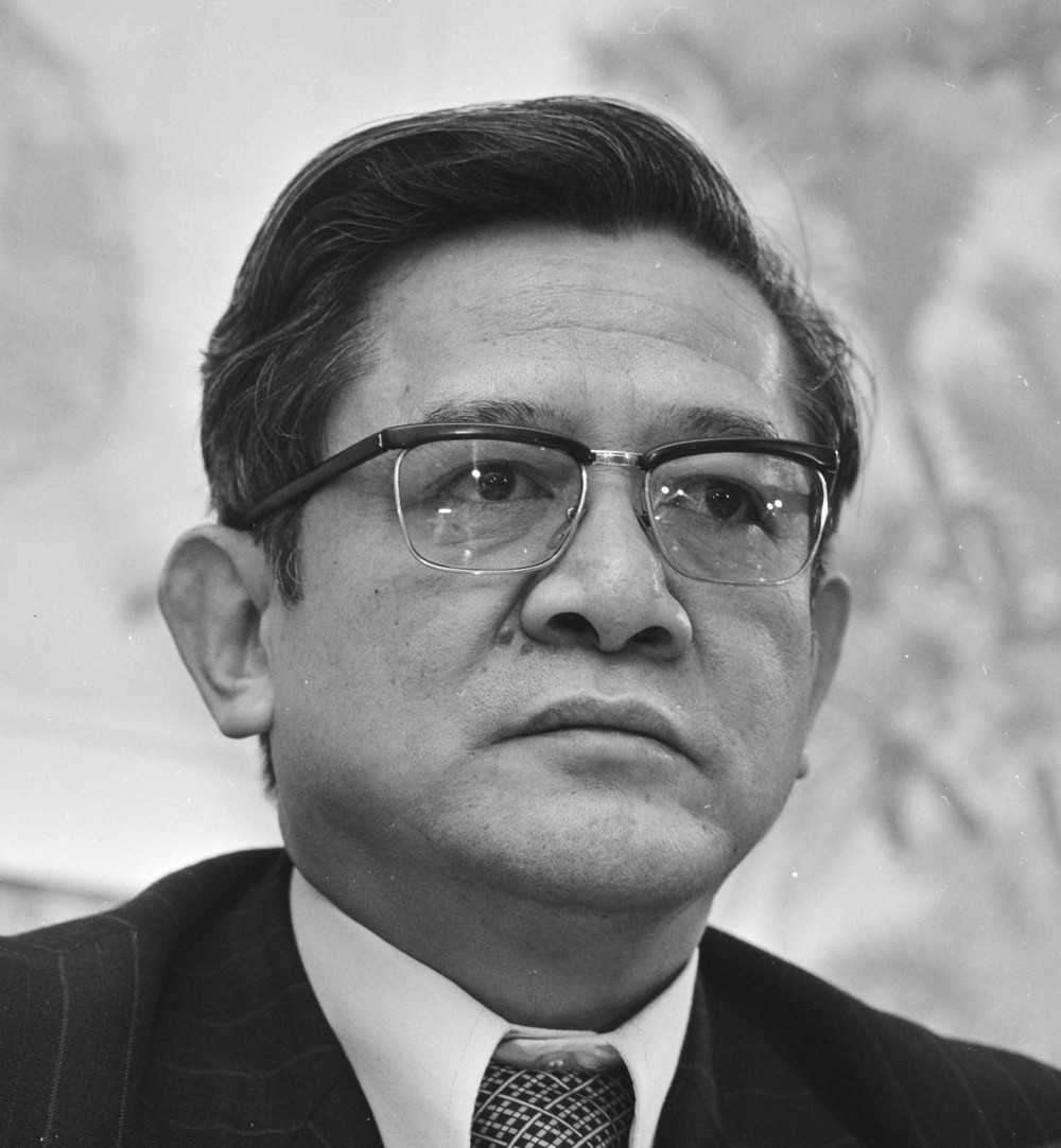 Ông Võ Văn Sung (2028-2018) là Đại sứ đầu tiên của Việt Nam tại Pháp và một số nước Tây Âu. Ông đã thay mặt chính phủ đàm phán, ký kết thiết lập quan hệ ngoại giao giữa Việt Nam với hơn 20 quốc gia trên thế giới. Ông là Đại sứ Việt Nam tại Nhật Bản từ năm 1988-1992.