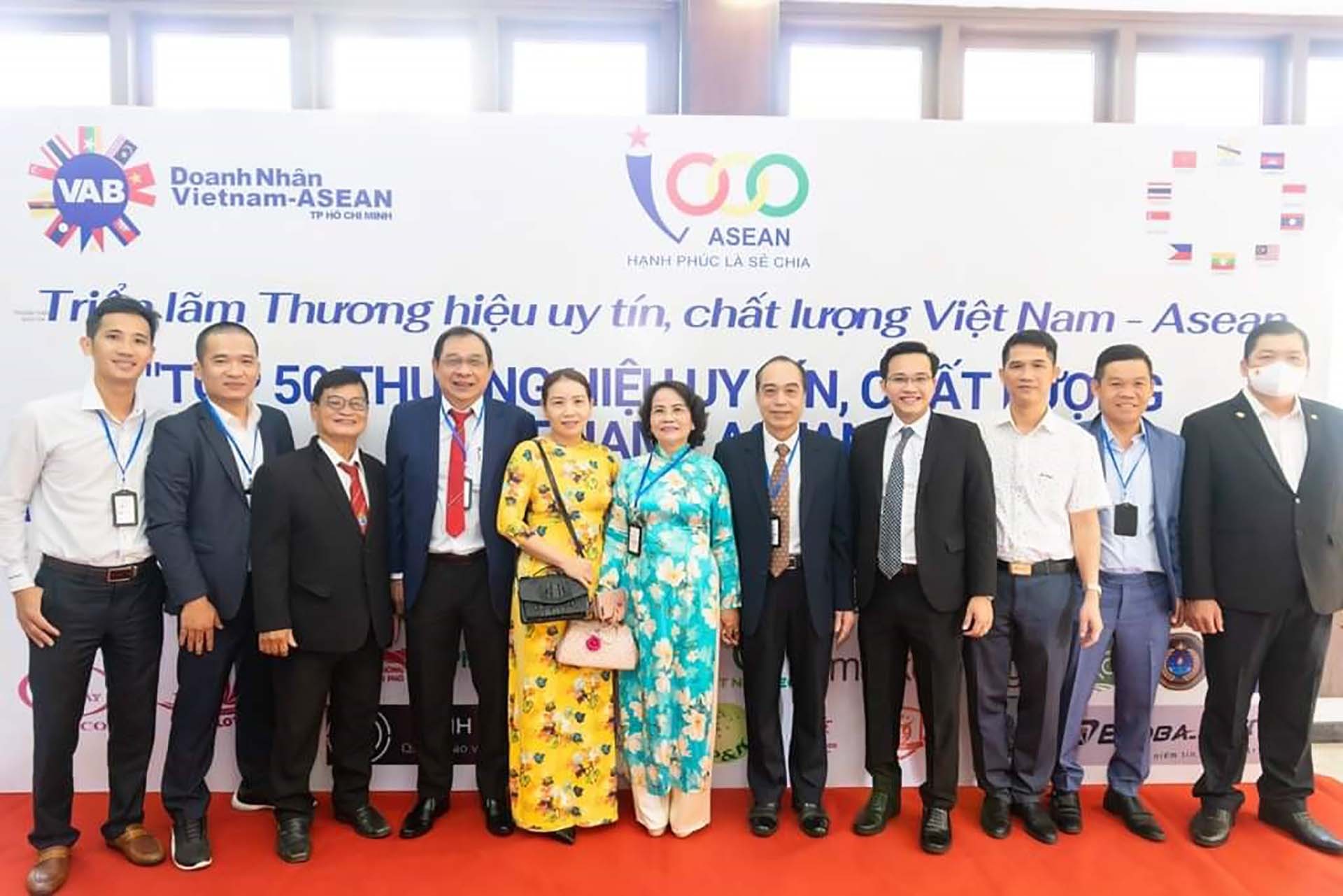 TS. Nguyễn Văn Minh (thứ ba, từ trái) TS. Trần Quang Thắng (thứ tư, từ trái) Nigita Hạnh (giữa), ông Nguyễn Bá Cường (thứ hai, từ phải) cùng các doanh nghiệp TP. Hồ Chí Minh chụp ảnh kỷ niệm trong Chương trình Triển lãm thương hiệu doanh nghiệp. TS. Nguyễn Văn Minh (thứ ba, từ trái) TS. Trần Quang Thắng (thứ tư, từ trái) Nigita Hạnh (giữa), ông Nguyễn Bá Cường (thứ hai, từ phải) cùng các doanh nghiệp TP. Hồ Chí Minh chụp ảnh kỷ niệm trong Chương trình Triển lãm thương hiệu doanh nghiệp.