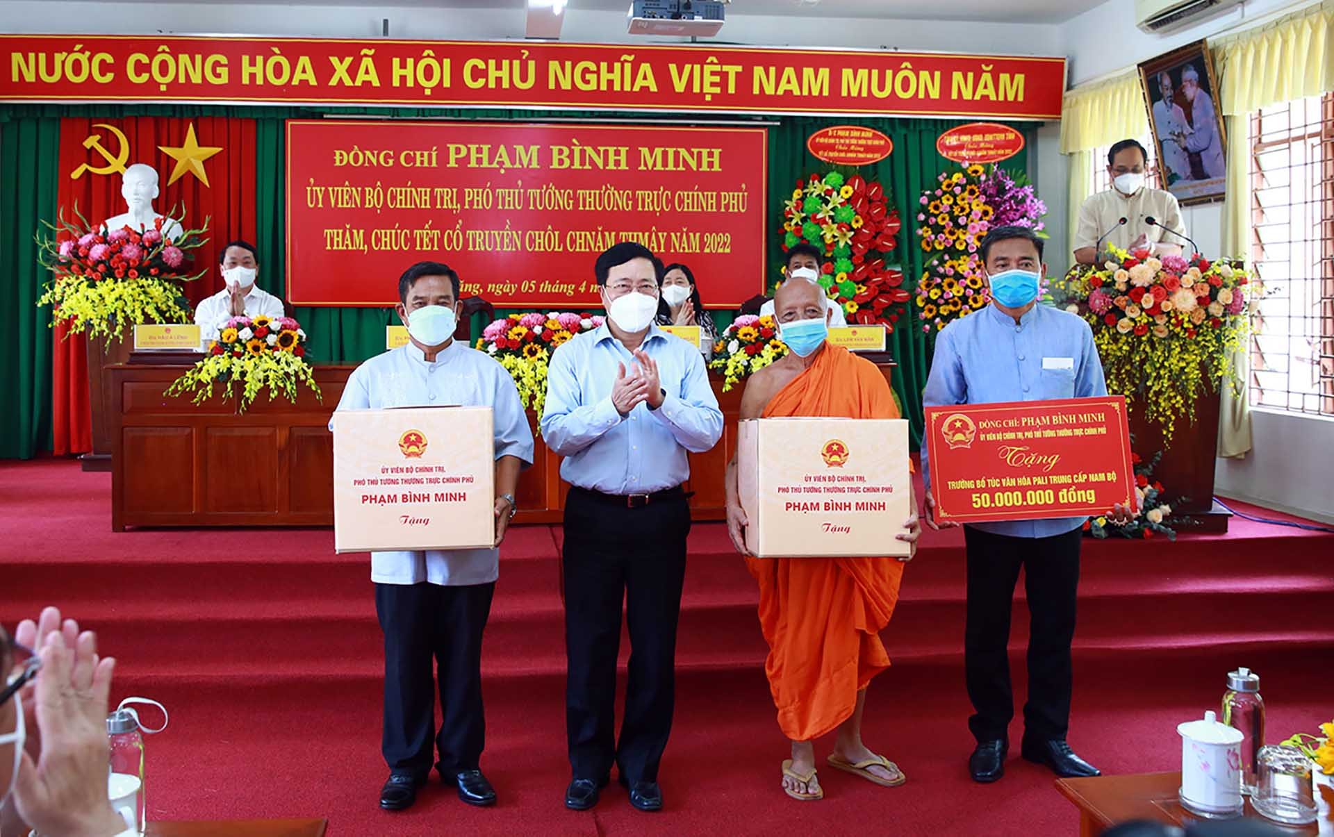 Phó Thủ tướng Thường trực Phạm Bình Minh tặng quà cho đại diện Hội Đoàn kết sư sãi yêu nước tỉnh Sóc Trăng, Trường Bổ túc văn hóa Pali trung cấp Nam Bộ và trao kinh phí hỗ trợ Quỹ khuyến học cho Trường. (Nguồn: VGP)