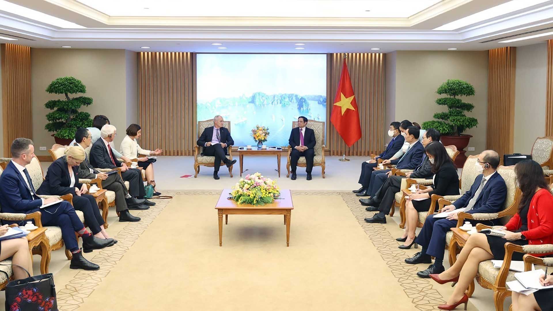 Thủ tướng Phạm Minh Chính tiếp Chủ tịch Đại học RMIT Alec Cameron. (Nguồn: TTXVN)