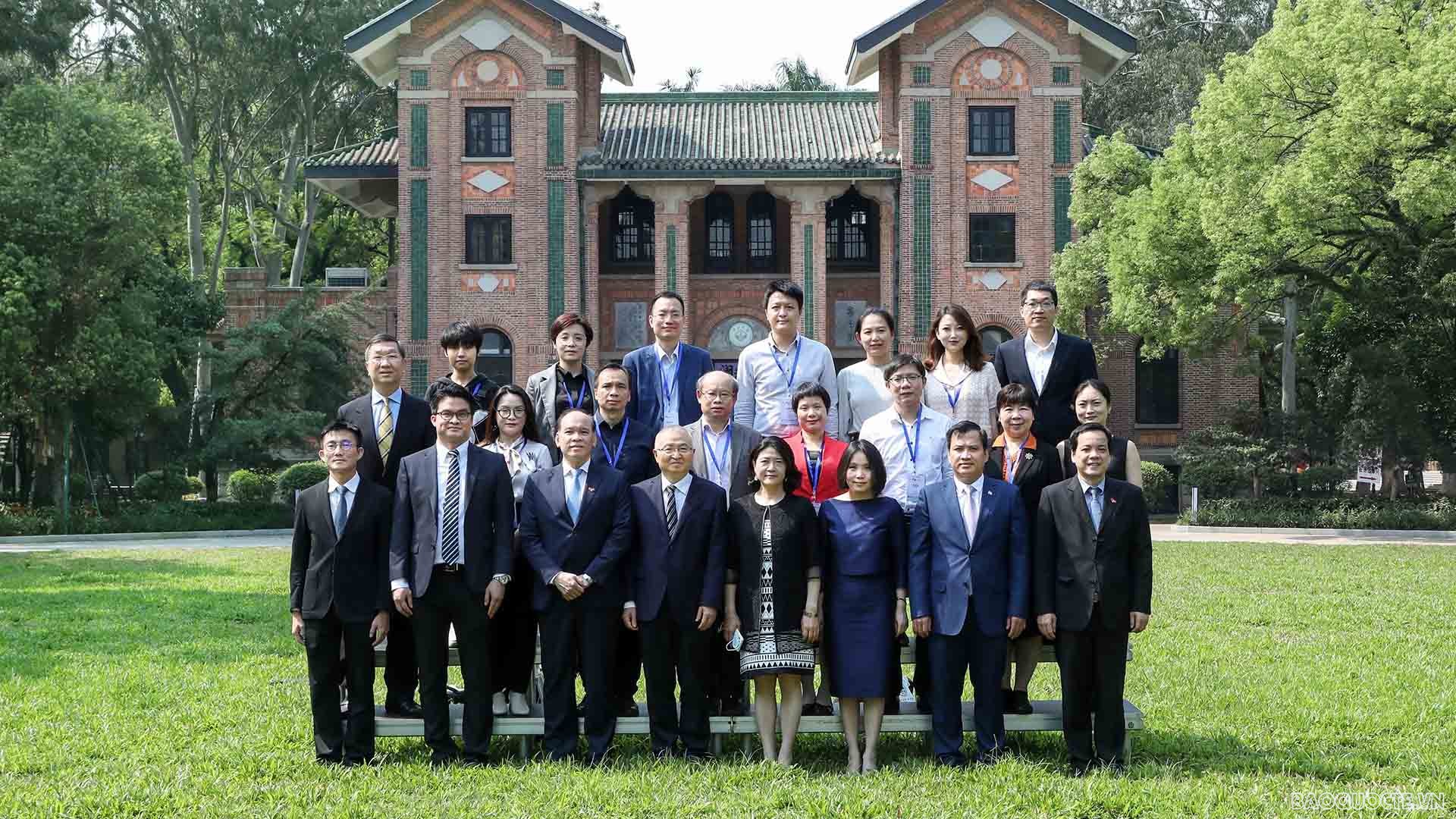 Các đại biểu chụp ảnh lưu niệm.