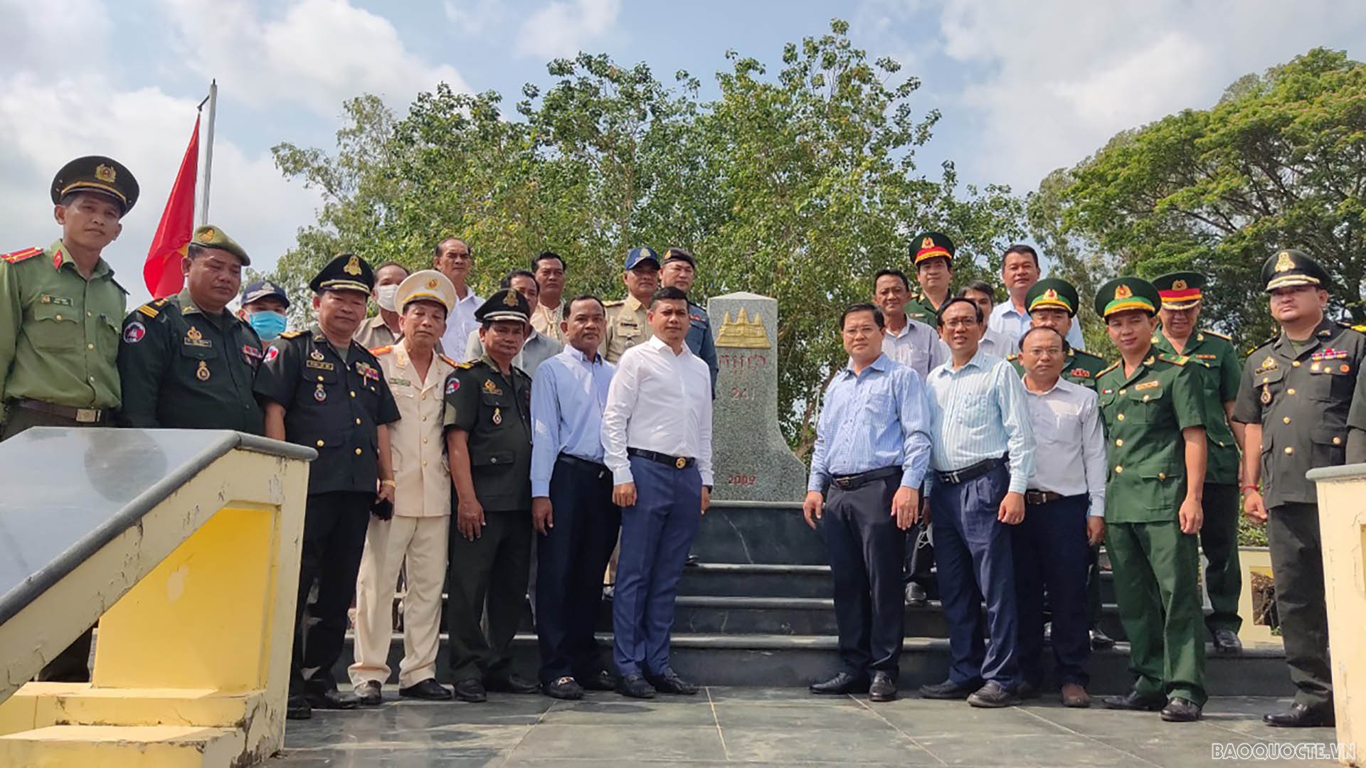 Các đại biểu chụp ảnh lưu niệm tại Mốc quốc giới 241. (Ảnh: Chiến Khu)