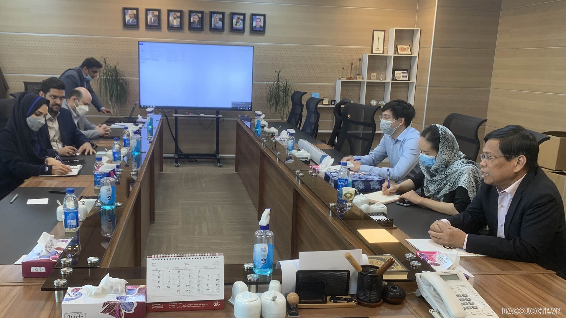 Đại sứ Việt Nam tại Iran Lương Quốc Huy làm việc với ông Abbas Heidani, Giám đốc khu du lịch Tháp Milad, về khả năng triển khai các hoạt động quảng bá du lịch Việt Nam. Đại sứ Việt Nam tại Iran Lương Quốc Huy làm việc với ông Abbas Heidani, Giám đốc khu du lịch Tháp Milad, về khả năng triển khai các hoạt động quảng bá du lịch Việt Nam.