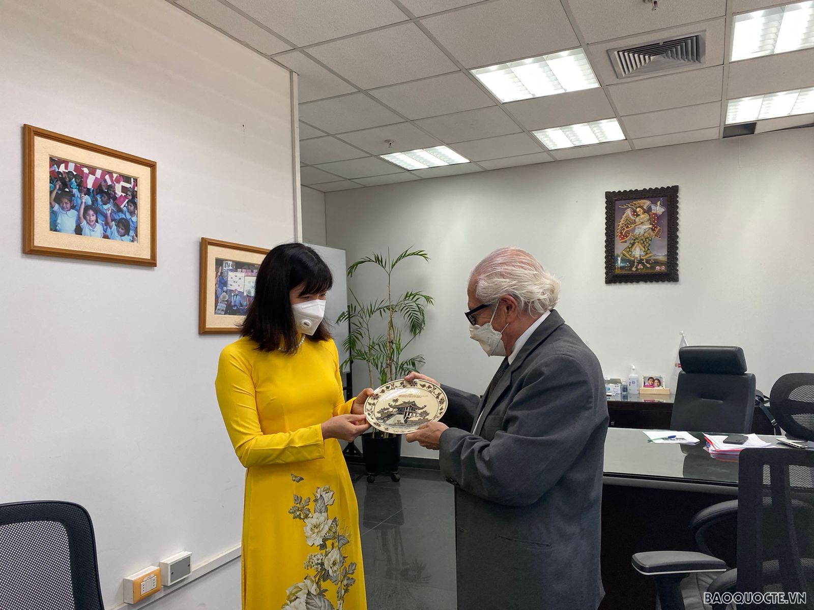 Đại sứ Phạm Thị Kim Hoa làm việc với Thứ trưởng Bộ Giáo dục Peru Walter Hernandez Alcántara.