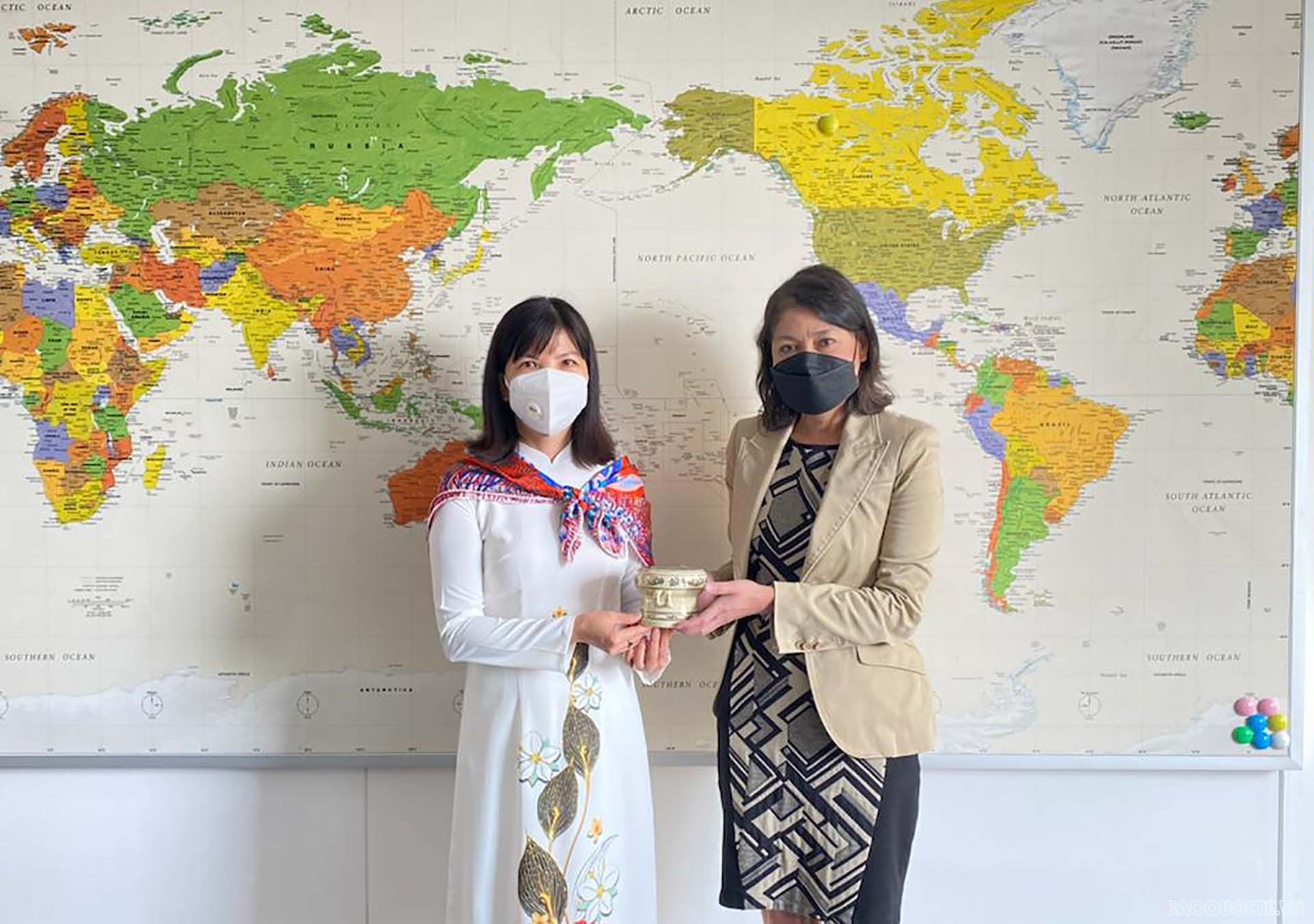 Đại sứ Phạm Thị Kim Hoa làm việc với Thứ trưởng Bộ Ngoại thương và Du lịch Peru Ana Cecilia Gervasi