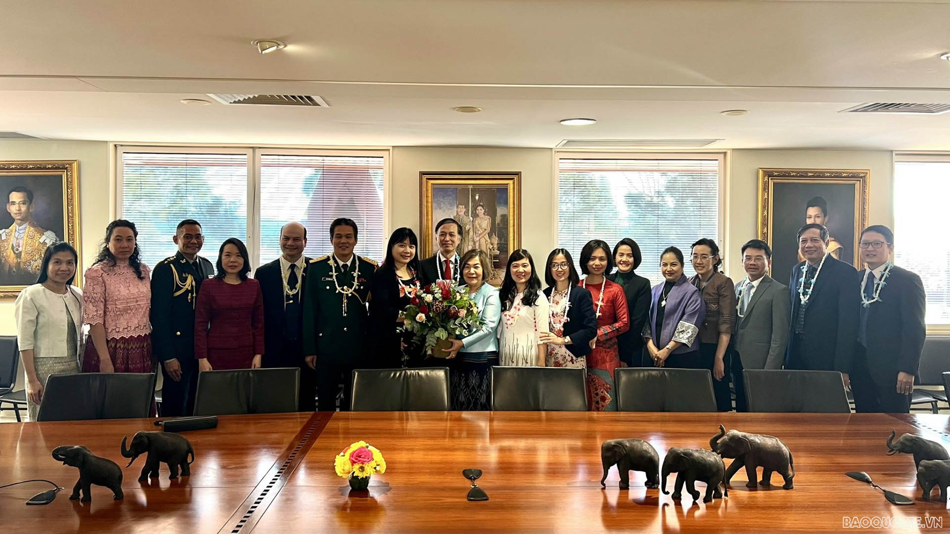 Đại sứ Nguyễn Tất Thành dẫn đầu đoàn cán bộ Đại sứ quán Việt Nam tại Australia đến thăm và chúc tết Đại sứ quán Thái Lan. Đại sứ Nguyễn Tất Thành dẫn đầu đoàn cán bộ Đại sứ quán Việt Nam tại Australia đến thăm và chúc tết Đại sứ quán Thái Lan.