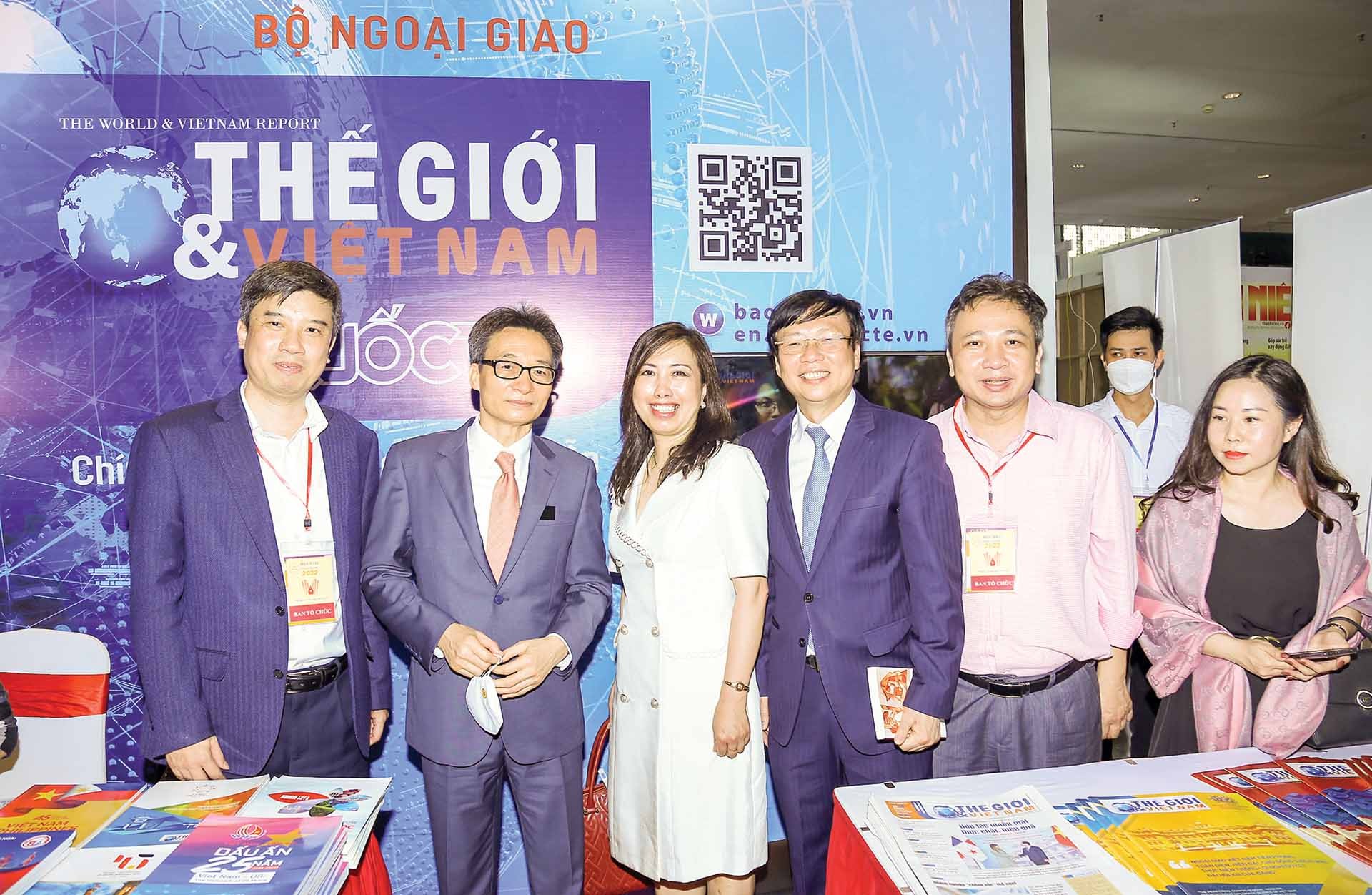Phó Thủ tướng Vũ Đức Đam tham quan và chụp hình lưu niệm tại gian trưng bày của Báo Thế giới & Việt Nam. (Ảnh: Quang Hòa)