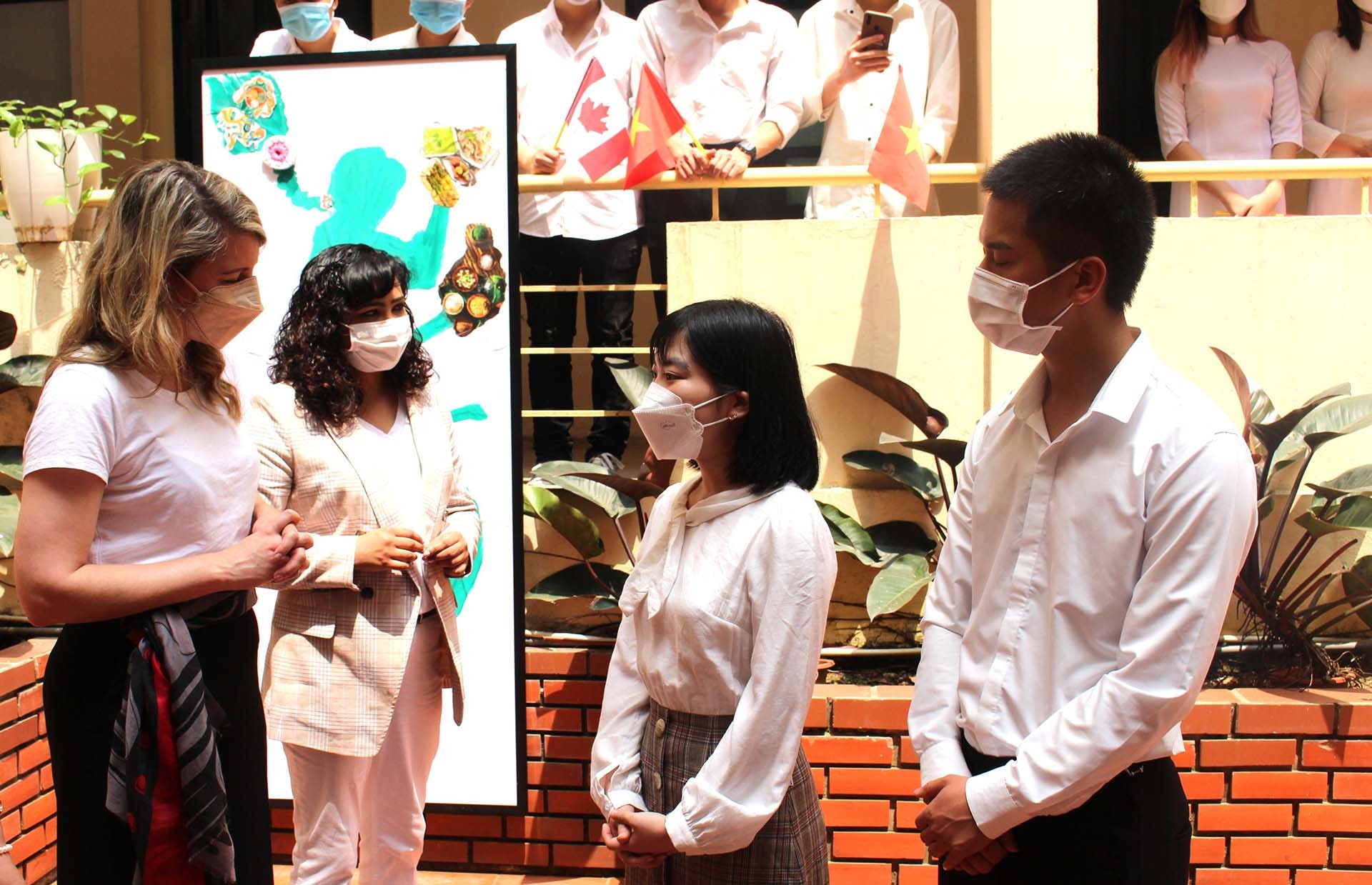 Bộ trưởng Bộ Ngoại giao Canada Mélanie Joly trò chuyện cùng sinh viên Ma Thị Phương – Trường Đại học Khoa học, Đại học Thái Nguyên. (Nguồn: Đại học Thái Nguyên) Bộ trưởng Bộ Ngoại giao Canada Mélanie Joly trò chuyện cùng sinh viên Ma Thị Phương – Trường Đại học Khoa học, Đại học Thái Nguyên. (Nguồn: Đại học Thái Nguyên)