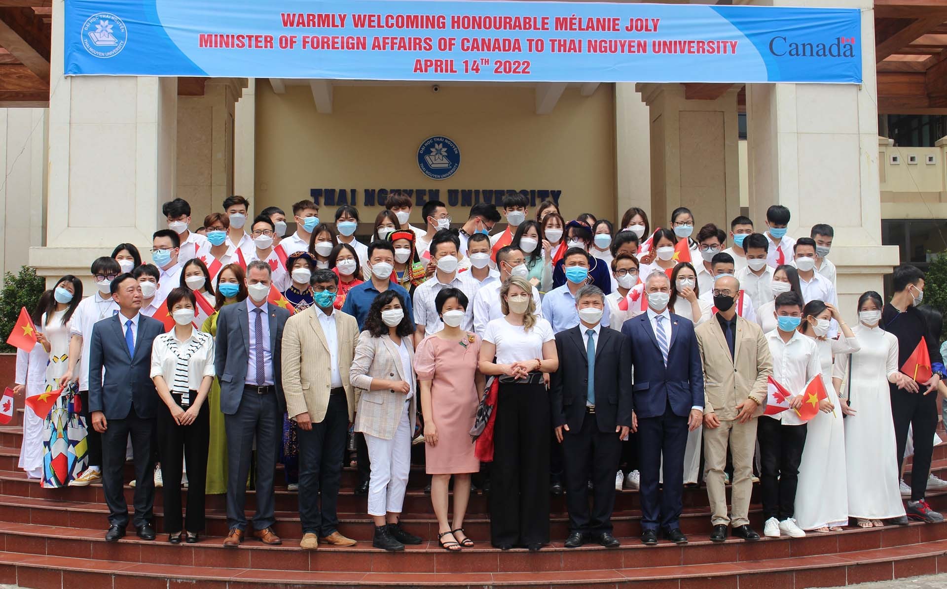 Bộ trưởng Bộ Ngoại giao Canada Mélanie Joly và cán bộ, giảng viên, sinh viên Đại học Thái Nguyên chụp ảnh lưu niệm. (Nguồn: Đại học Thái Nguyên) Bộ trưởng Bộ Ngoại giao Canada Mélanie Joly và cán bộ, giảng viên, sinh viên Đại học Thái Nguyên chụp ảnh lưu niệm. (Nguồn: Đại học Thái Nguyên)
