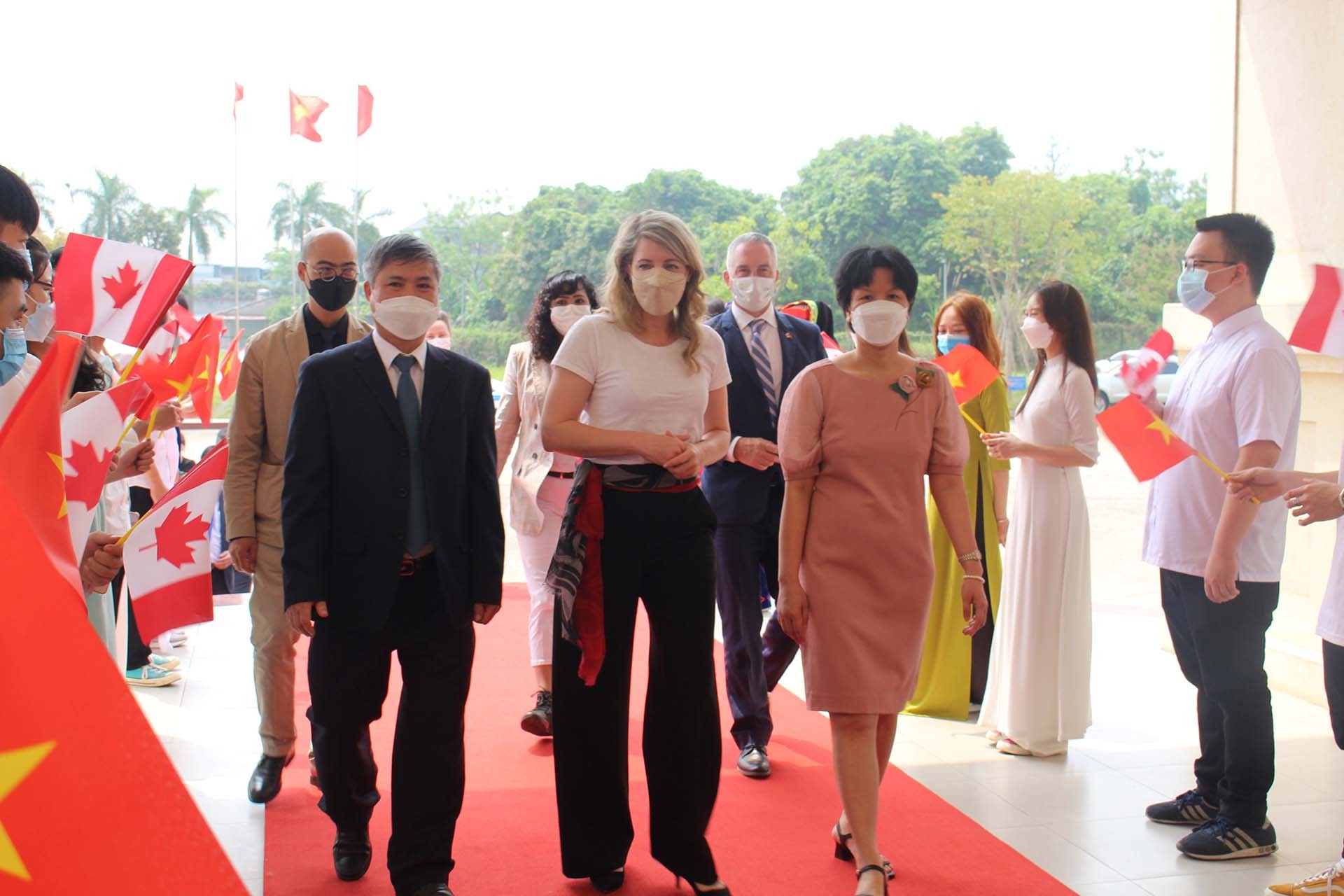 PGS.TS Trần Thanh Vân - Phó Giám đốc phụ trách Đại học Thái Nguyên và cán bộ, giảng viên, sinh viên Đại học Thái Nguyên chào đón Bộ trưởng Bộ Ngoại giao Canada Mélanie Joly. (Nguồn: Đại học Thái Nguyên) PGS.TS Trần Thanh Vân - Phó Giám đốc phụ trách Đại học Thái Nguyên và cán bộ, giảng viên, sinh viên Đại học Thái Nguyên chào đón Bộ trưởng Bộ Ngoại giao Canada Mélanie Joly. (Nguồn: Đại học Thái Nguyên)