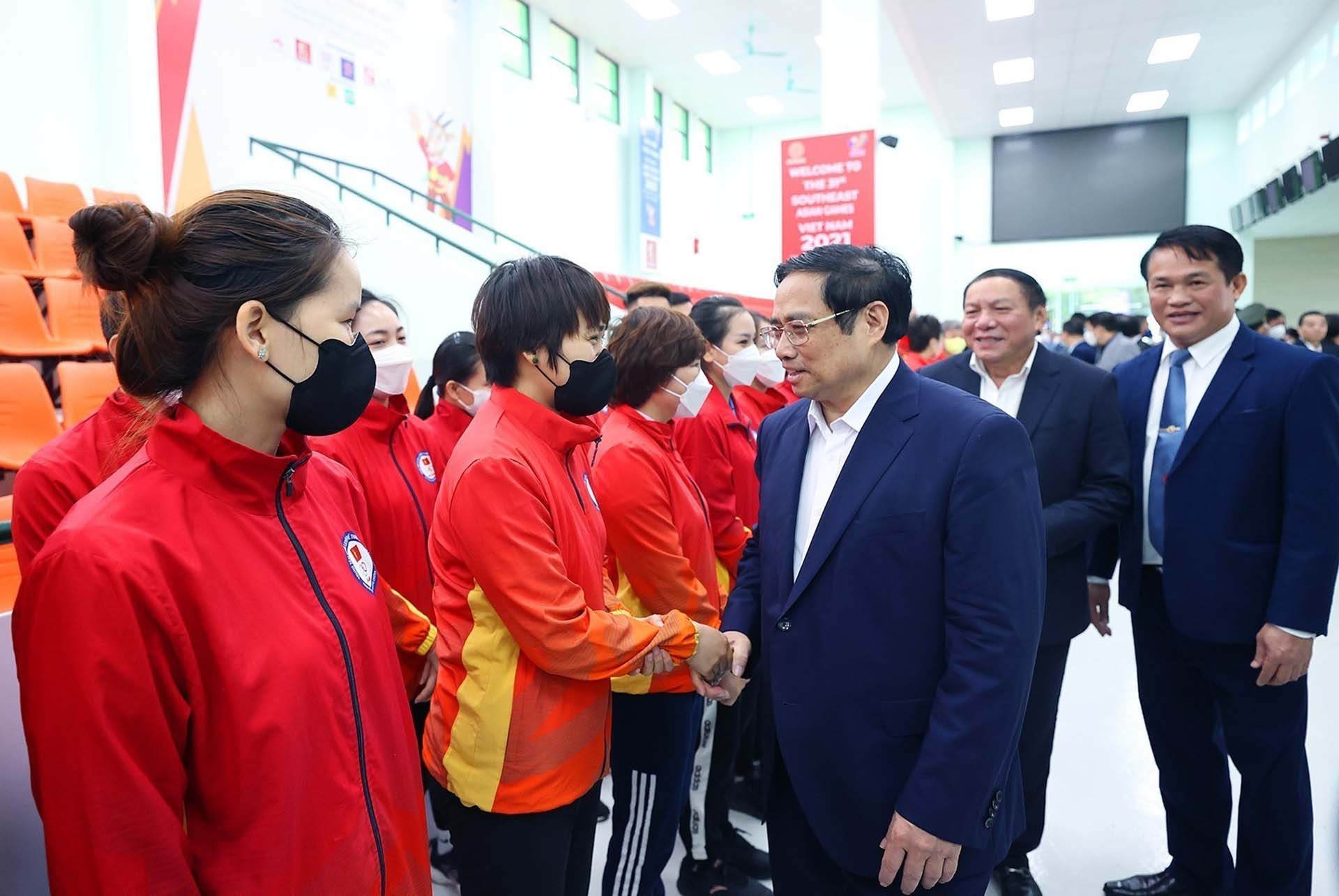 Thủ tướng Phạm Minh Chính động viên các huấn luyện viên và vận động viên đang tập luyện môn bắn súng tại Trung tâm Huấn luyện thể thao quốc gia. (Nguồn: TTXVN) Thủ tướng Phạm Minh Chính động viên các huấn luyện viên và vận động viên đang tập luyện môn bắn súng tại Trung tâm Huấn luyện thể thao quốc gia. (Nguồn: TTXVN)