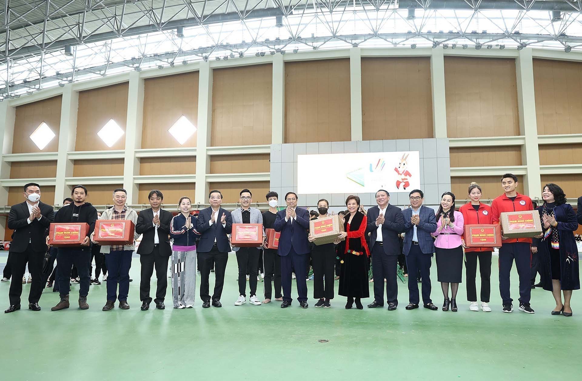 Thủ tướng Phạm Minh Chính tặng quà cho các đạo diễn, diễn viên đang tập luyện chuẩn bị cho Lễ khai mạc SEA Games 31. (Nguồn: TTXVN) Thủ tướng Phạm Minh Chính tặng quà cho các đạo diễn, diễn viên đang tập luyện chuẩn bị cho Lễ khai mạc SEA Games 31. (Nguồn: TTXVN)