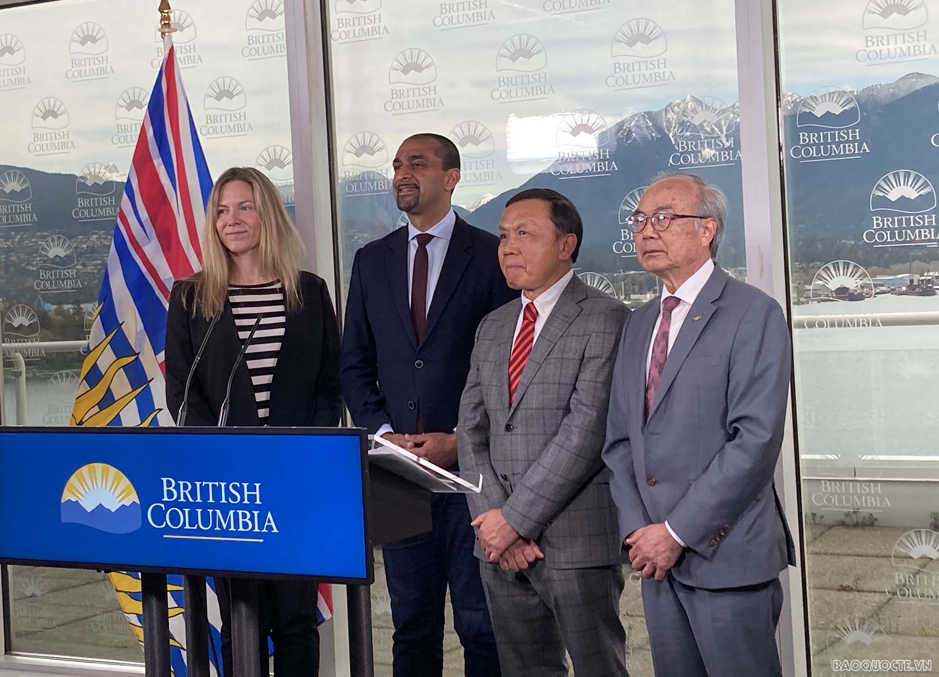 Tổng Lãnh sự Việt Nam tại Vancouver Nguyễn Quang Trung và các đại biểu tại Lễ khai trương.