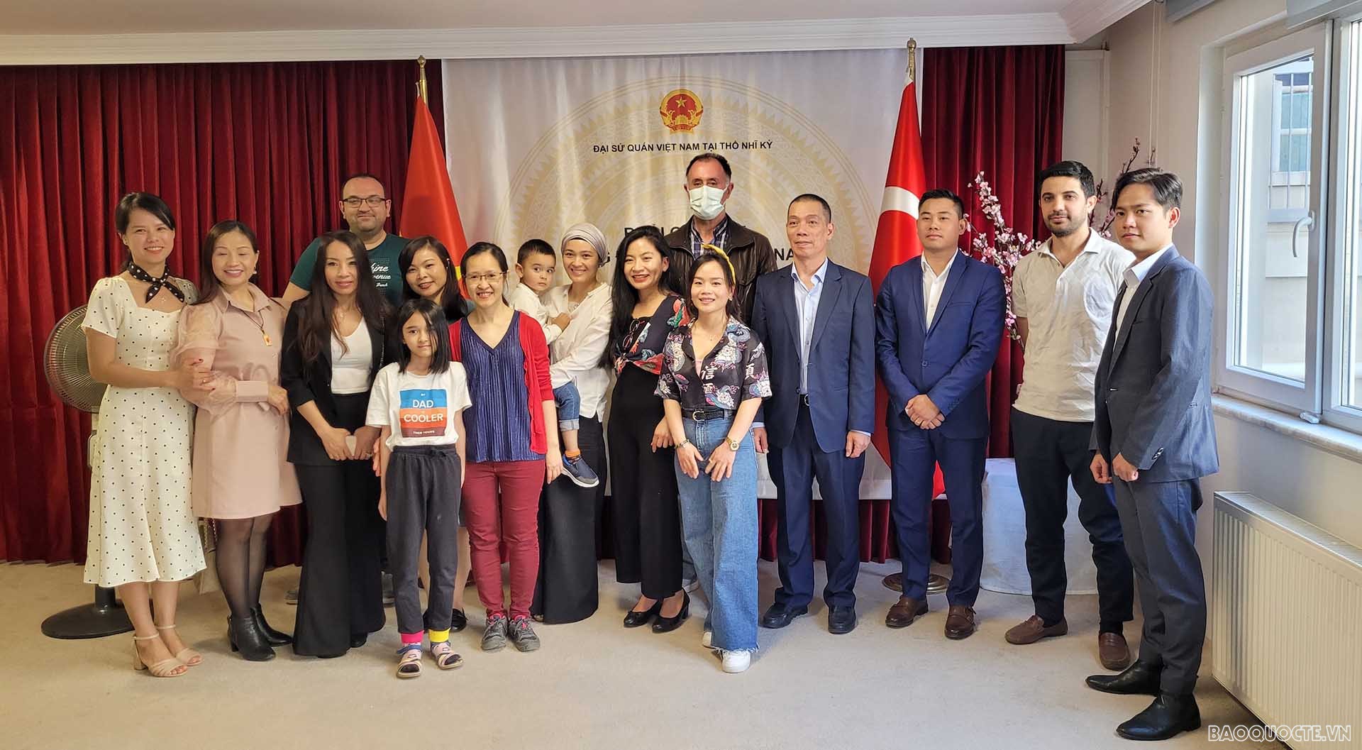 Các đại biểu chụp ảnh lưu niệm.