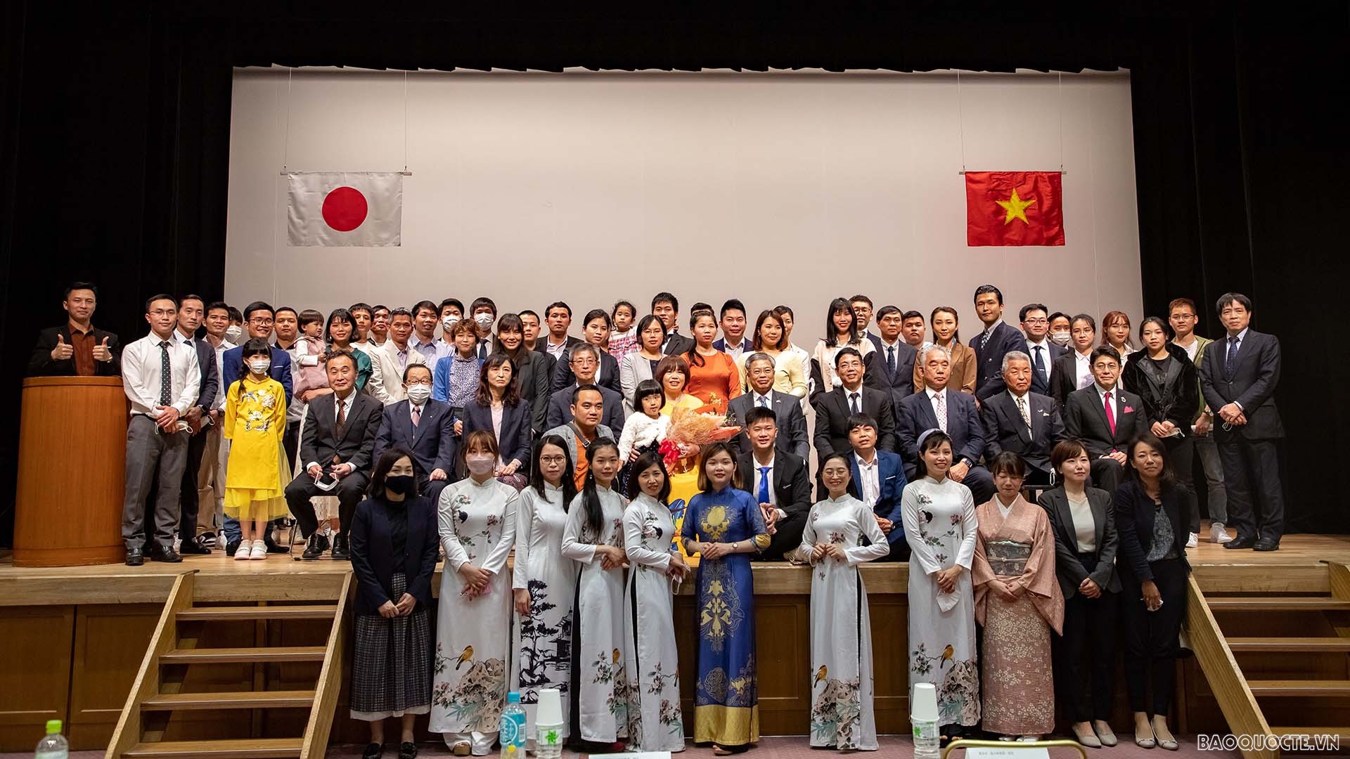 Đại biểu dự buỗi lễ chụp ảnh lưu niệm. Đại biểu dự buỗi lễ chụp ảnh lưu niệm.