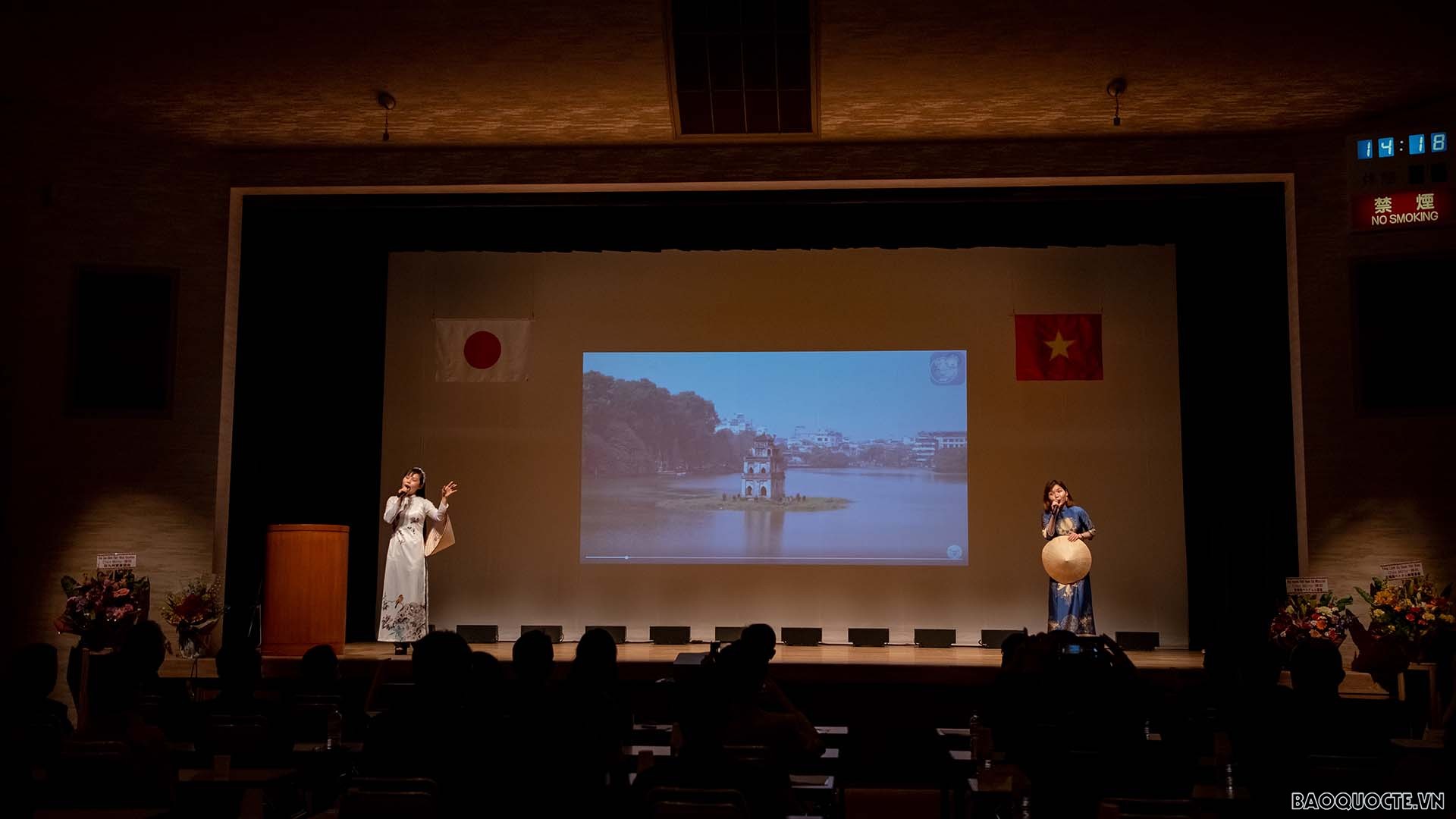 Một tiết mục biểu diễn văn nghệ tại buổi lễ Một tiết mục biểu diễn văn nghệ tại buổi lễ