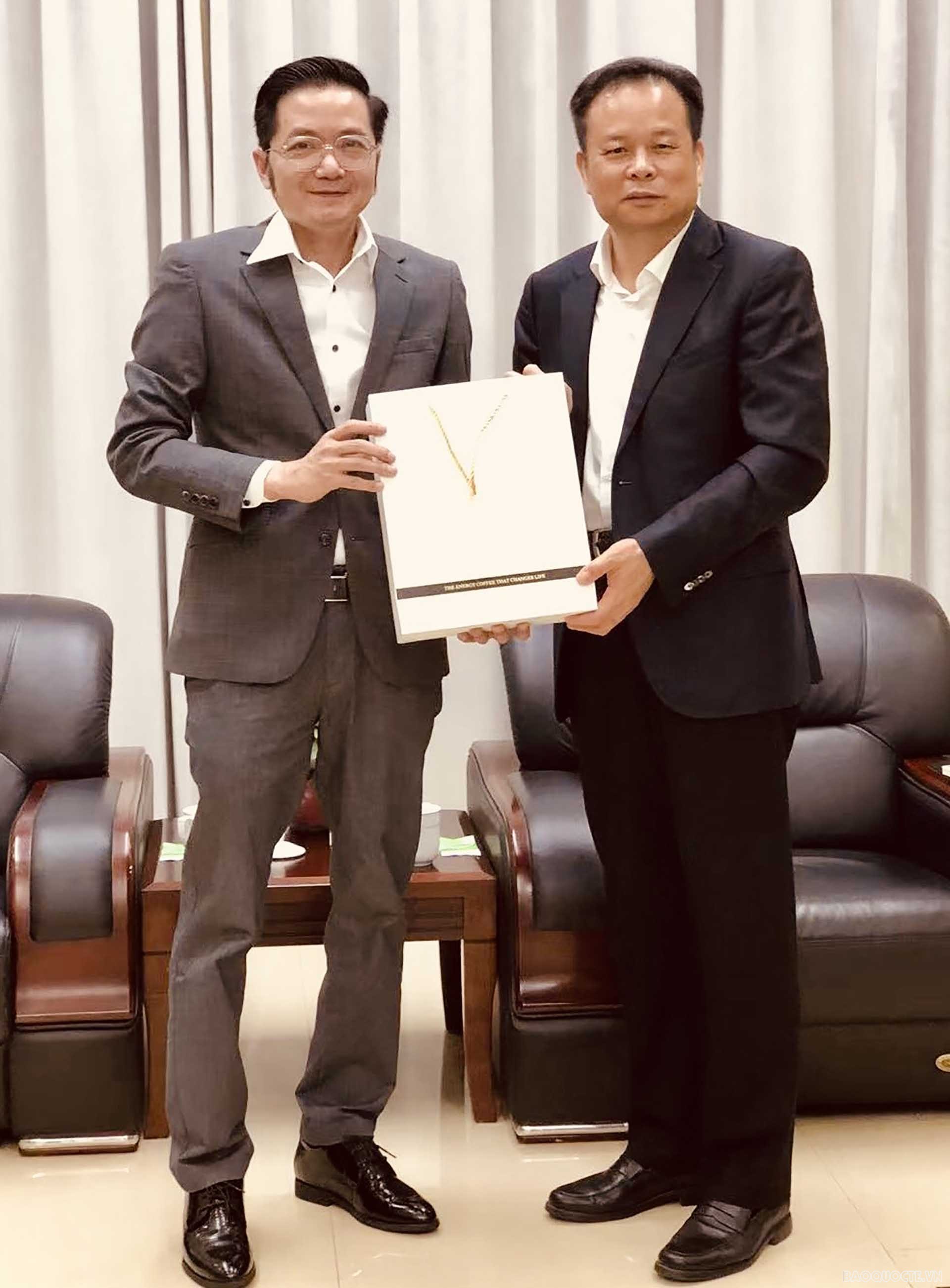 Tổng lãnh sự Đỗ Nam Trung và Giám đốc Sở Ngoại vụ Quảng Tây Thạch Đông Long. 