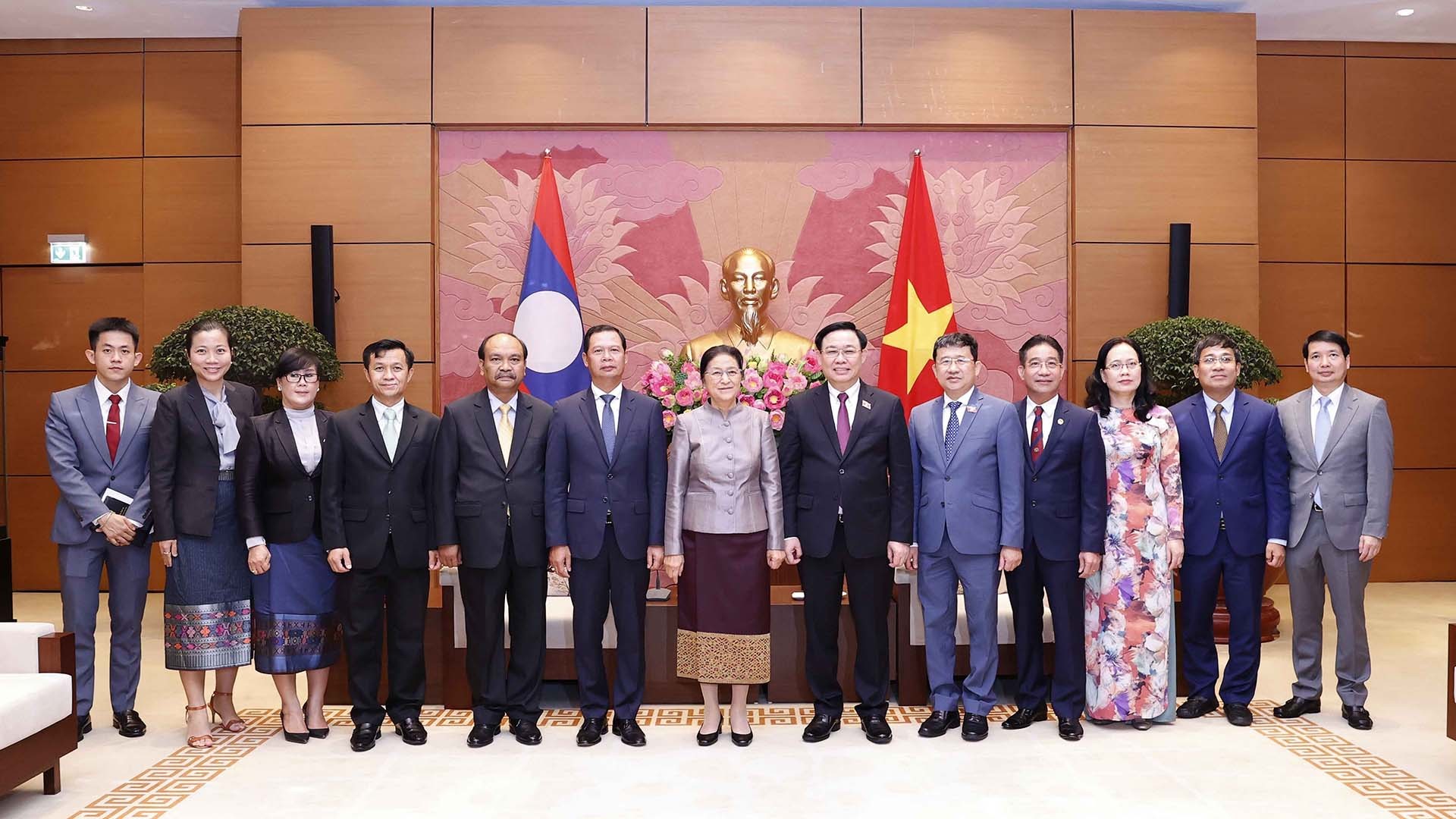 Chủ tịch Quốc hội Vương Đình Huệ tiếp Phó Chủ tịch nước CHDCND Lào Pany Yathotou Chủ tịch Quốc hội Vương Đình Huệ tiếp Phó Chủ tịch nước CHDCND Lào Pany Yathotou