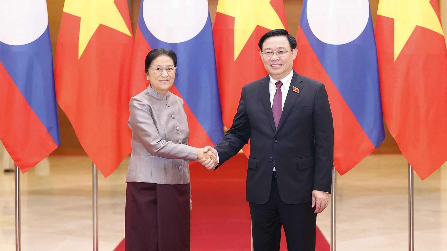 Chủ tịch Quốc hội Vương Đình Huệ tiếp Phó Chủ tịch nước Lào Pany Yathotou