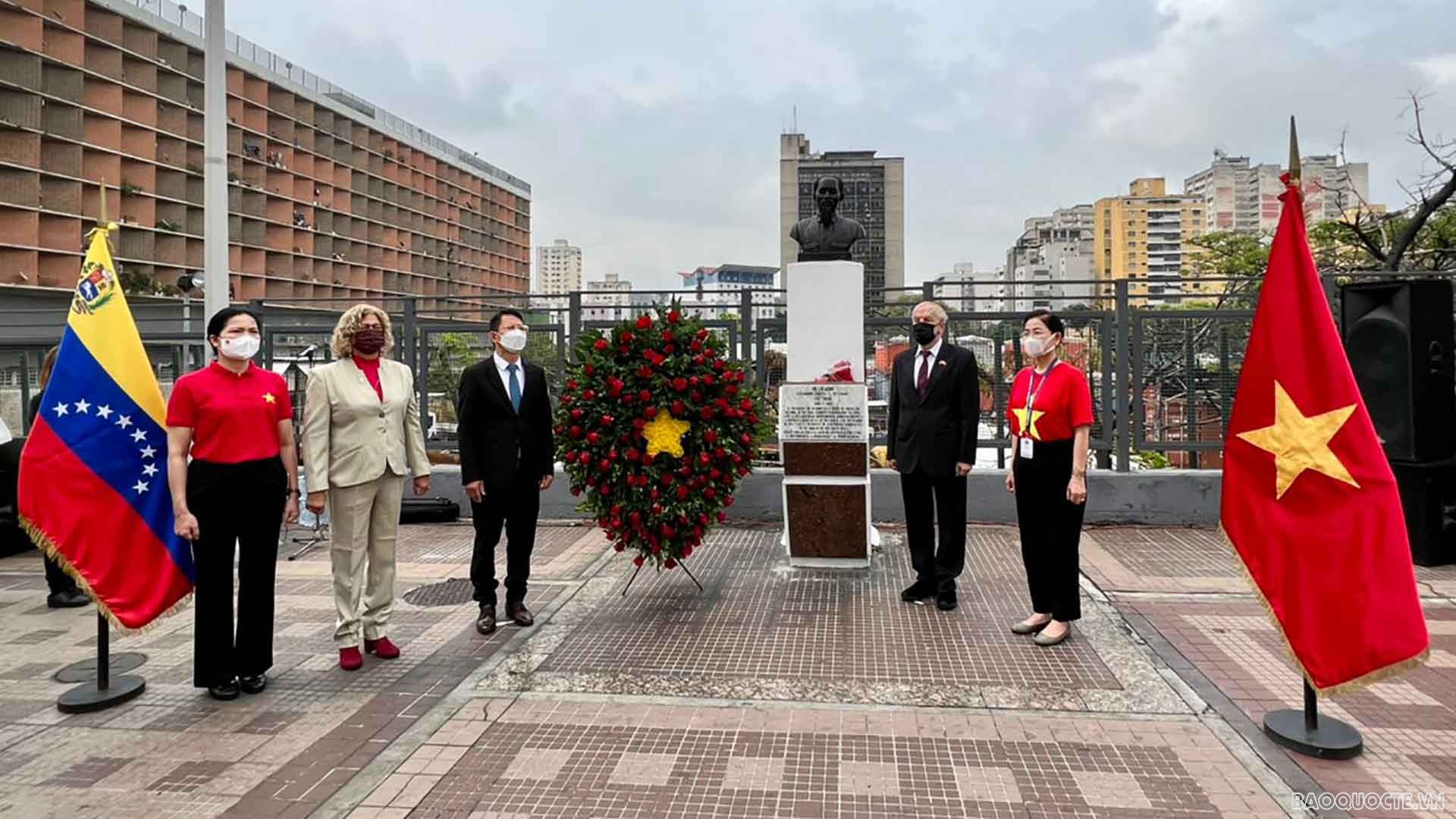 Các đại biểu dâng hoa tại tượng Bác đặt trên Đại lộ Bolivar, trung tâm thủ đô Caracas.