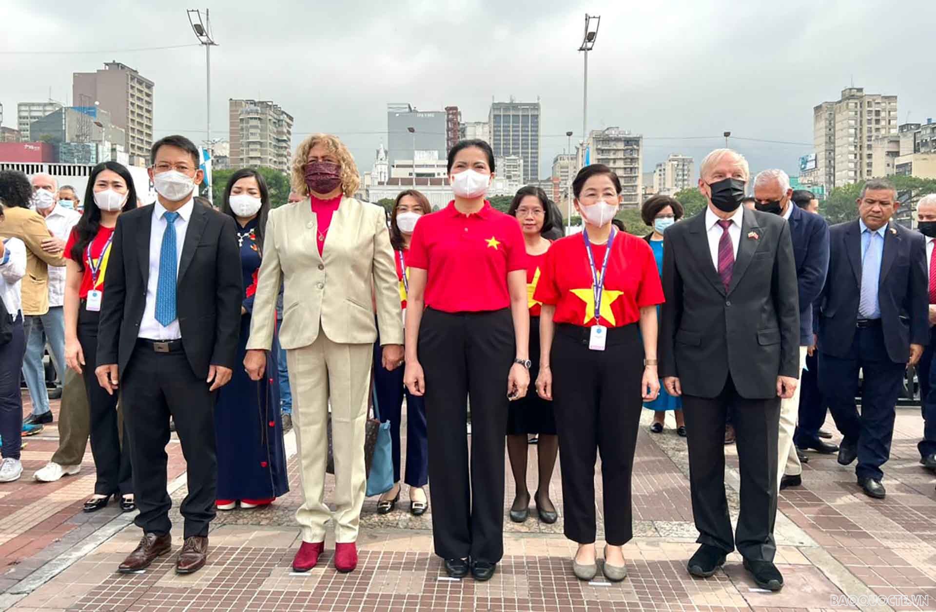 Ủy viên Trung ương Đảng, Chủ tịch Hội Liên hiệp Phụ nữ Việt Nam Hà Thị Nga (giữa) và Thứ trưởng Ngoại giao Venezuale cùng , Chủ tịch Hội hữu nghị Venezuela-Việt Nam.