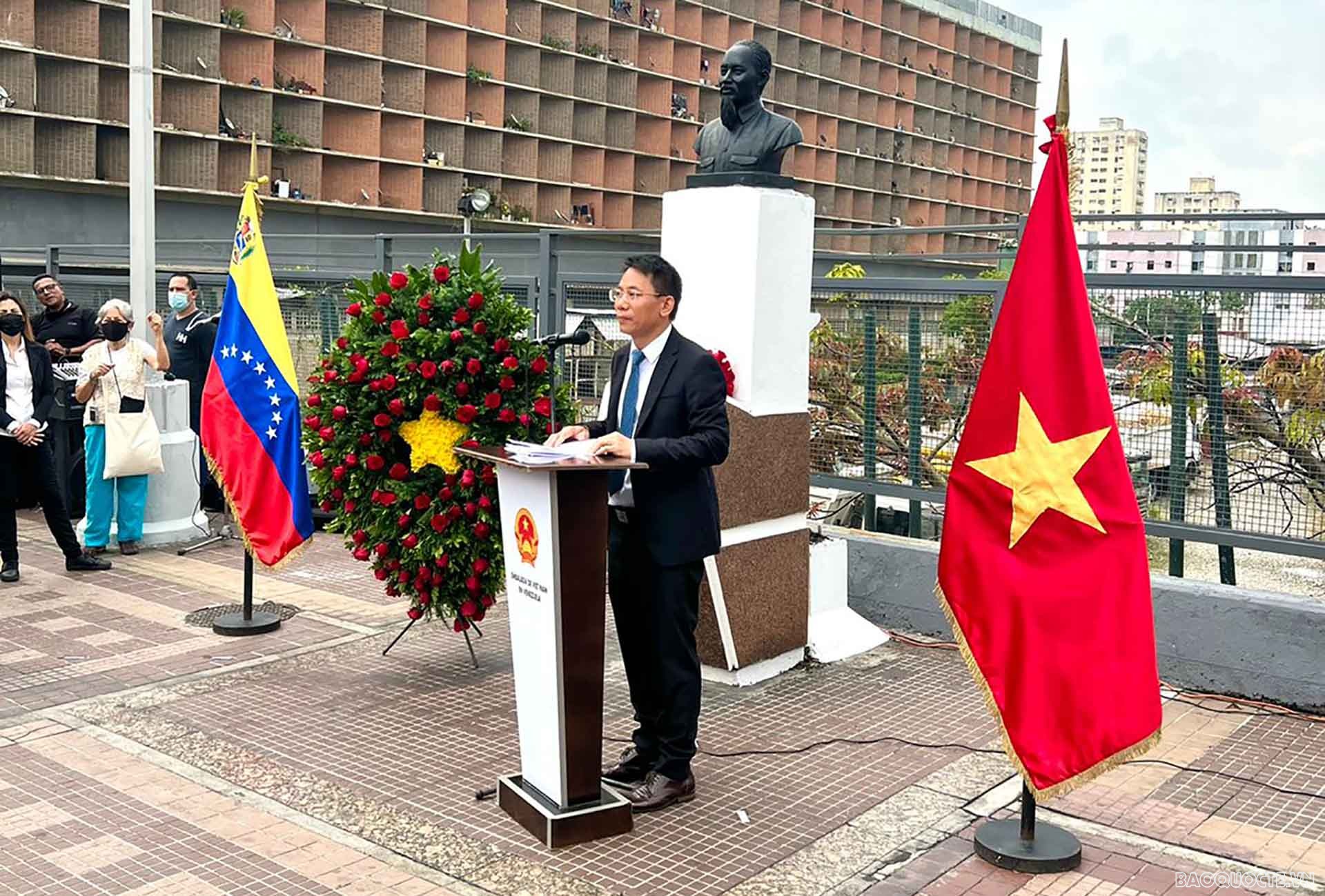 Đại sứ Lê Viết Duyên phát biểu.