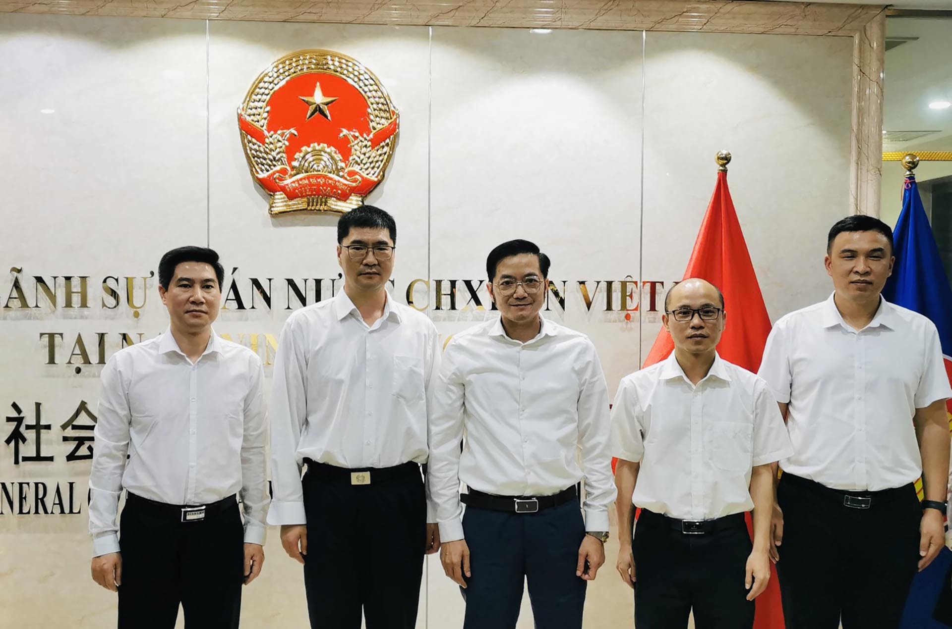 Tổng lãnh sự Đỗ Nam Trung và đoàn đại biểu thành phố Bằng Tường, Quảng Tây.