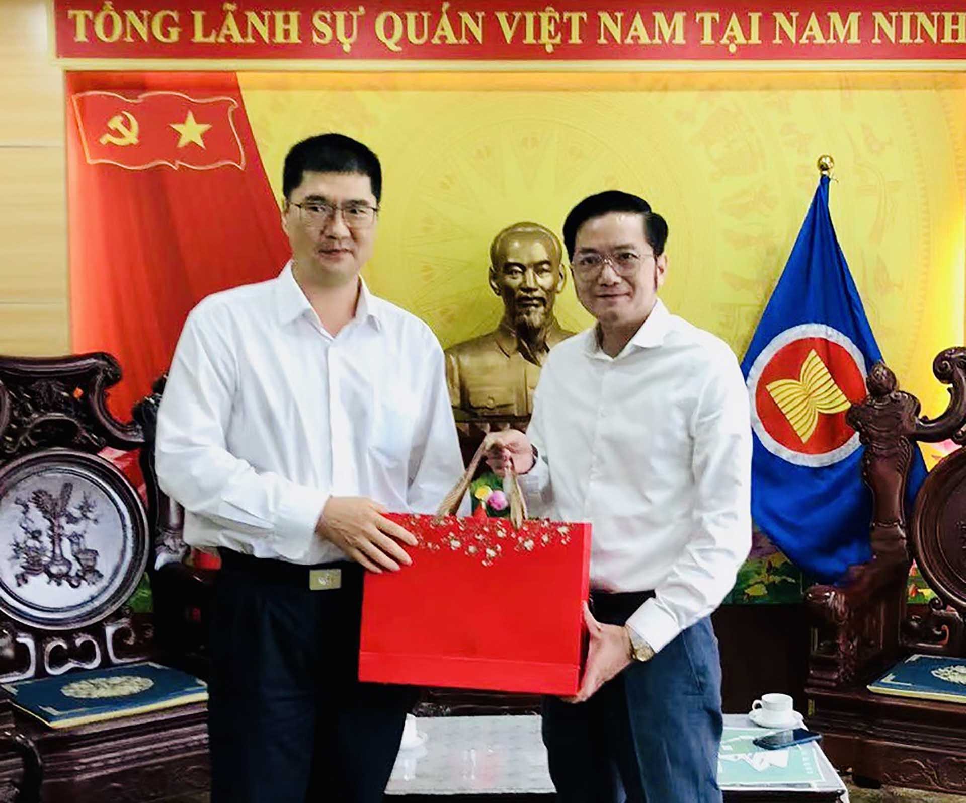 Tổng lãnh sự Đỗ Nam Trung và Thị trưởng Bằng Tường, Quảng Tây trao đổi các biện pháp giải tỏa ách tắc thương mại biên giới