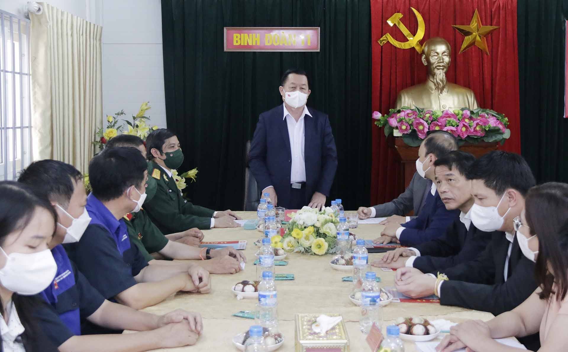 Đồng chí Nguyễn Trọng Nghĩa thăm cán bộ, chiến sĩ Binh đoàn 11, Bộ Quốc phòng (đang hỗ trợ Lào vận hành Tòa nhà Quốc hội mới). (Nguồn: TTXVN) Đồng chí Nguyễn Trọng Nghĩa thăm cán bộ, chiến sĩ Binh đoàn 11, Bộ Quốc phòng (đang hỗ trợ Lào vận hành Tòa nhà Quốc hội mới). (Nguồn: TTXVN)