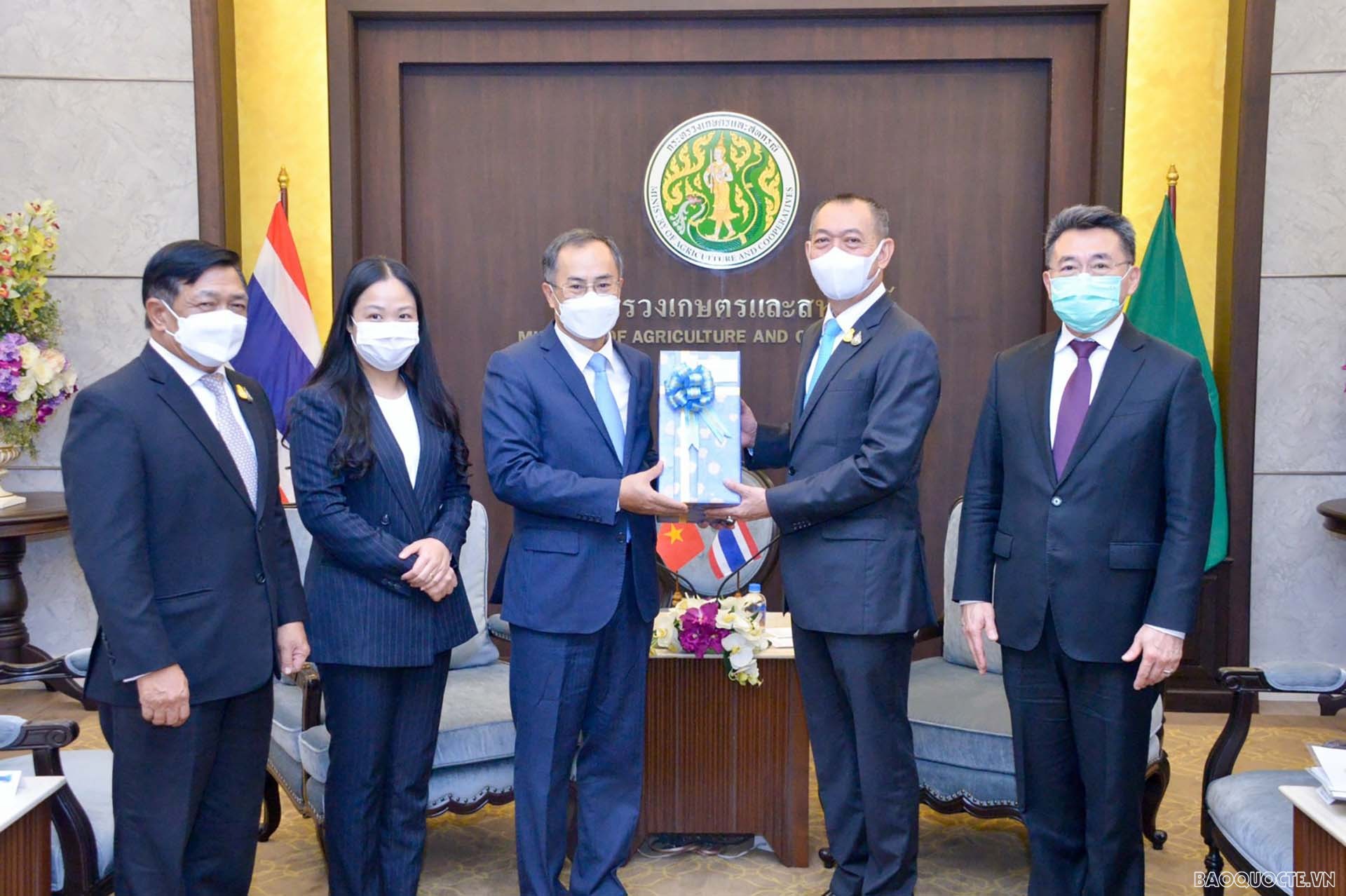 Đại sứ Phan Chí Thành, Bộ trưởng Nông nghiệp và Hợp tác xã Thái Lan Chalermchai Sri-on, cán bộ Đại sứ quán và lãnh đạo các đơn vị của Bộ Nông nghiệp và Hợp tác xã Thái Lan