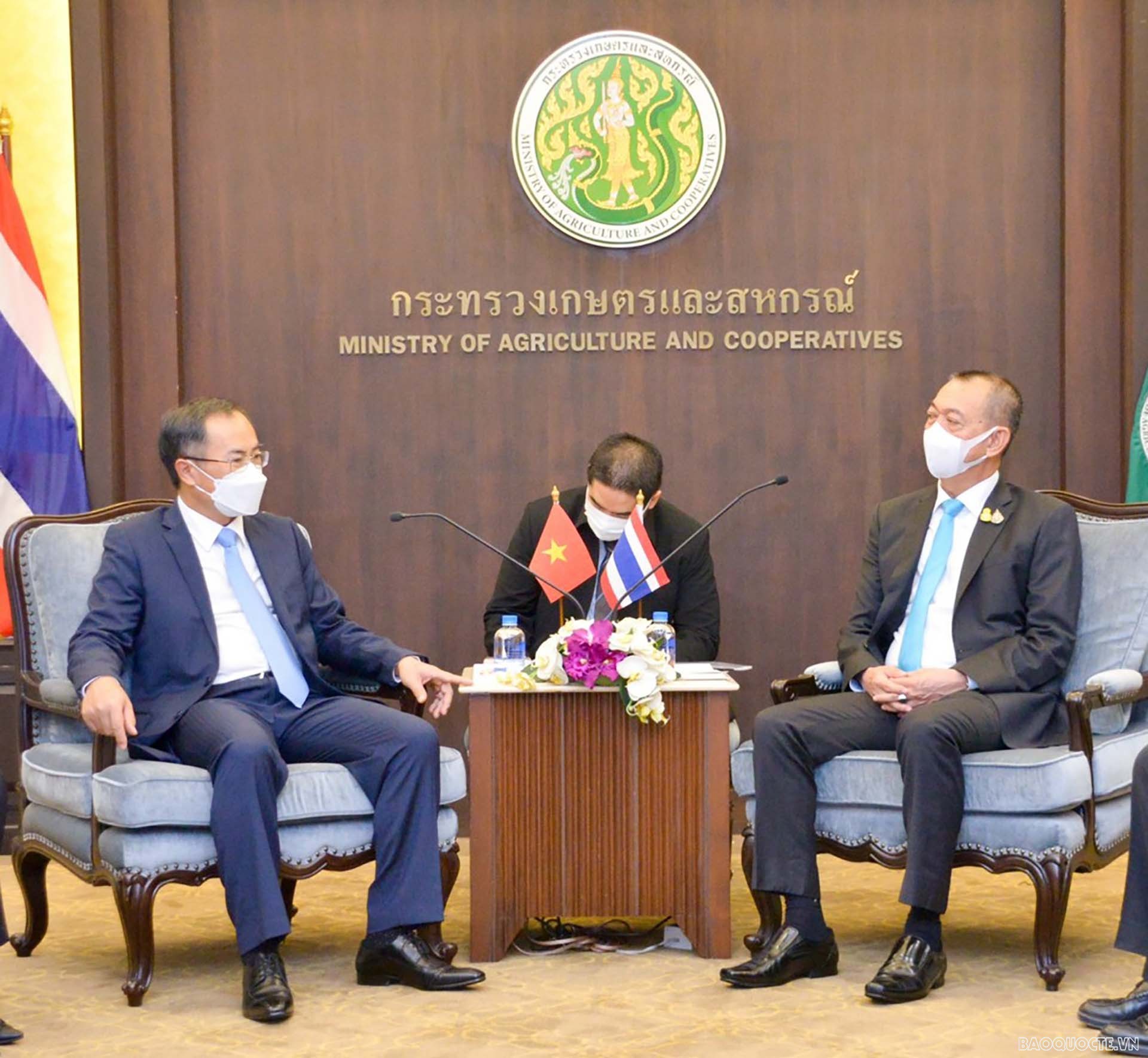 Đại sứ Phan Chí Thành và Bộ trưởng Nông nghiệp và Hợp tác xã Thái Lan Chalermchai Sri-on tại buổi làm việc