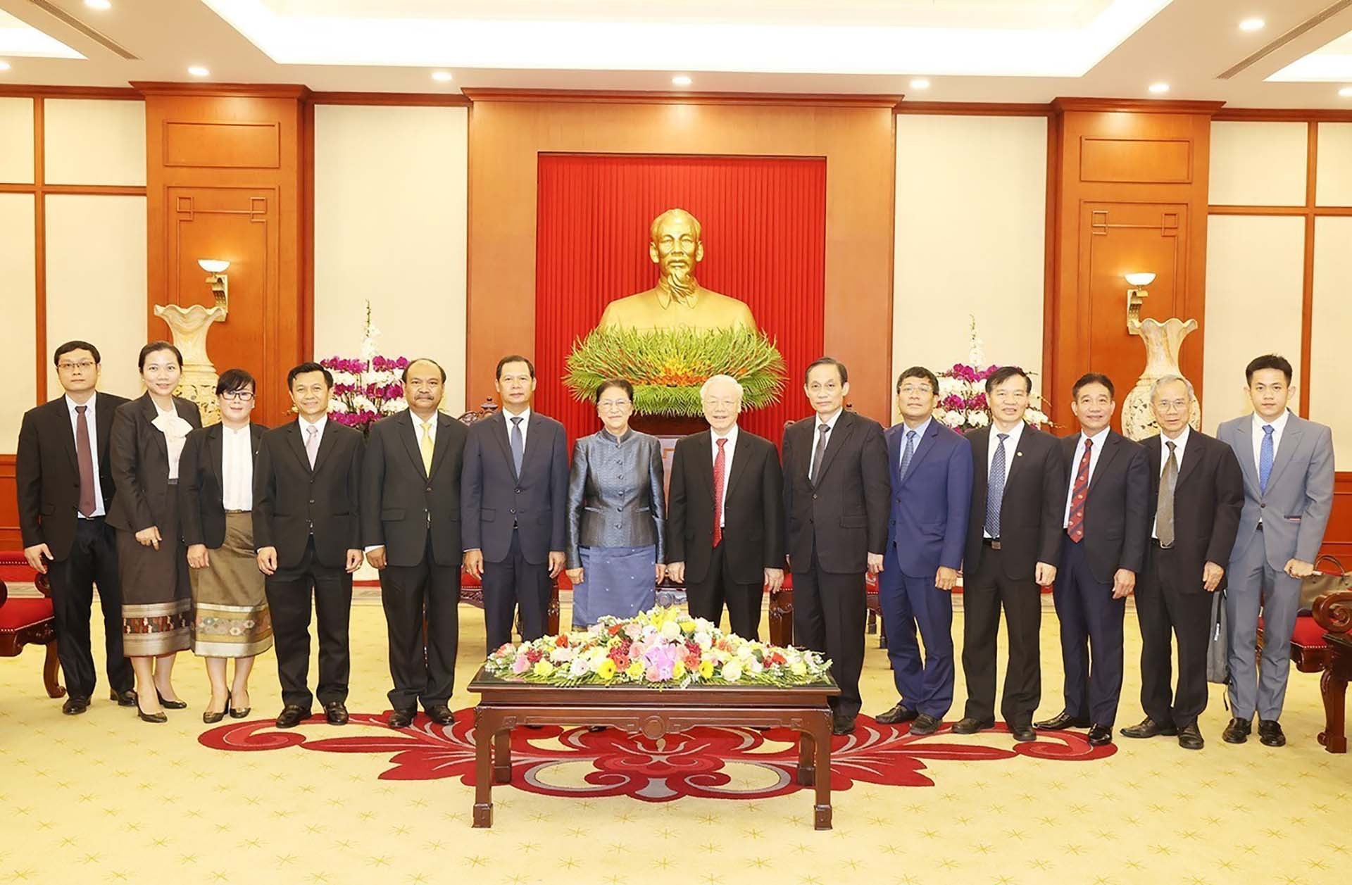 Tổng Bí thư Nguyễn Phú Trọng và đồng chí Pany Yathotou, Ủy viên Bộ Chính trị Đảng Nhân dân Cách mạng Lào, Phó Chủ tịch nước Lào cùng các đại biểu chụp ảnh chung. (Nguồn: TTXVN) Tổng Bí thư Nguyễn Phú Trọng và đồng chí Pany Yathotou, Ủy viên Bộ Chính trị Đảng Nhân dân Cách mạng Lào, Phó Chủ tịch nước Lào cùng các đại biểu chụp ảnh chung. (Nguồn: TTXVN)