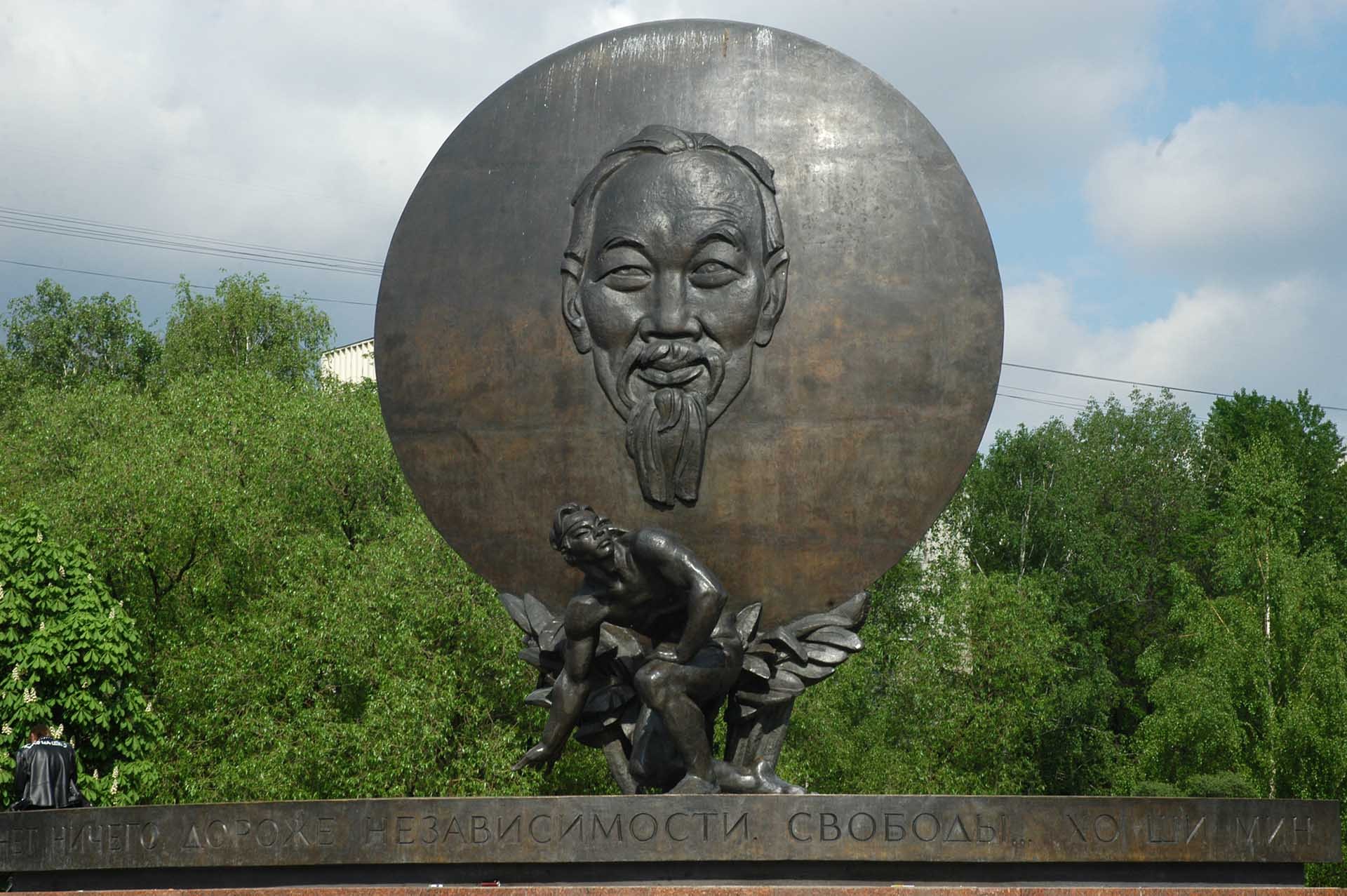 Tượng Chủ tịch Hồ Chí Minh ở thủ đô Moscow với khẩu hiệu “Không có gì quý hơn độc lập tự do”. Tượng Chủ tịch Hồ Chí Minh ở thủ đô Moscow với khẩu hiệu “Không có gì quý hơn độc lập tự do”.