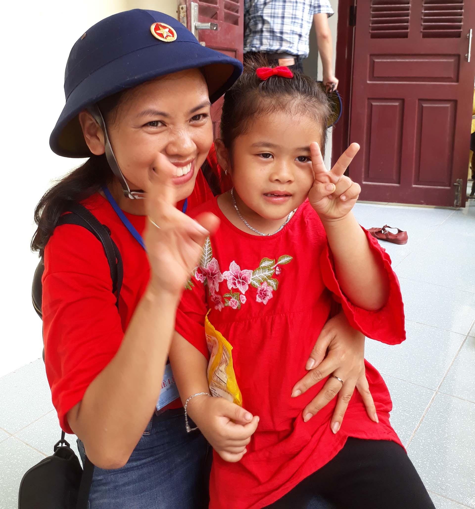 Cô giáo Liên và em bé Trường Sa. Cô giáo Liên và em bé Trường Sa.