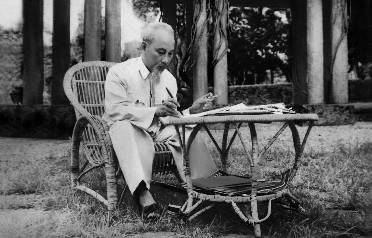 dien-mung-nhan-dip-ky-niem-130-nam-ngay-sinh-chu-tich-ho-chi-minh