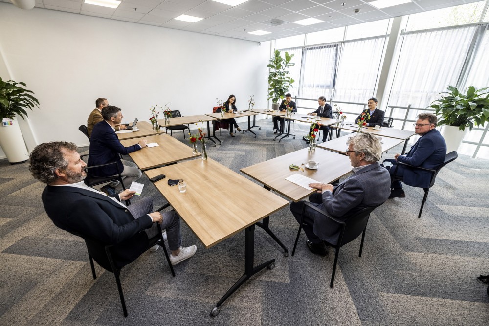 Đại sứ Việt Nam tại Hà Lan Phạm Việt Anh đã làm việc tại Trung tâm trồng trọt quốc tế. Đại sứ Việt Nam tại Hà Lan Phạm Việt Anh đã làm việc tại Trung tâm trồng trọt quốc tế.