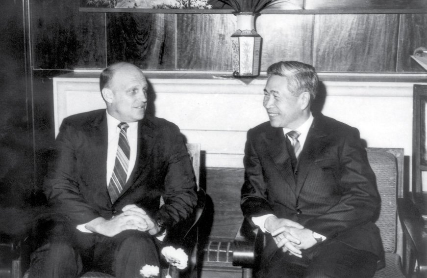 Bộ trưởng Bộ Ngoại giao Nguyễn Cơ Thạch tiếp trợ lý Bộ trưởng Bộ Quốc phòng Mỹ Richard Armitage thăm Việt Nam bàn về việc Mỹ đề nghị Việt Nam giúp tìm kiếm tù binh, quân nhân Mỹ mất tích trong chiến tranh ở Việt Nam (POW-MIA) (1/1986)