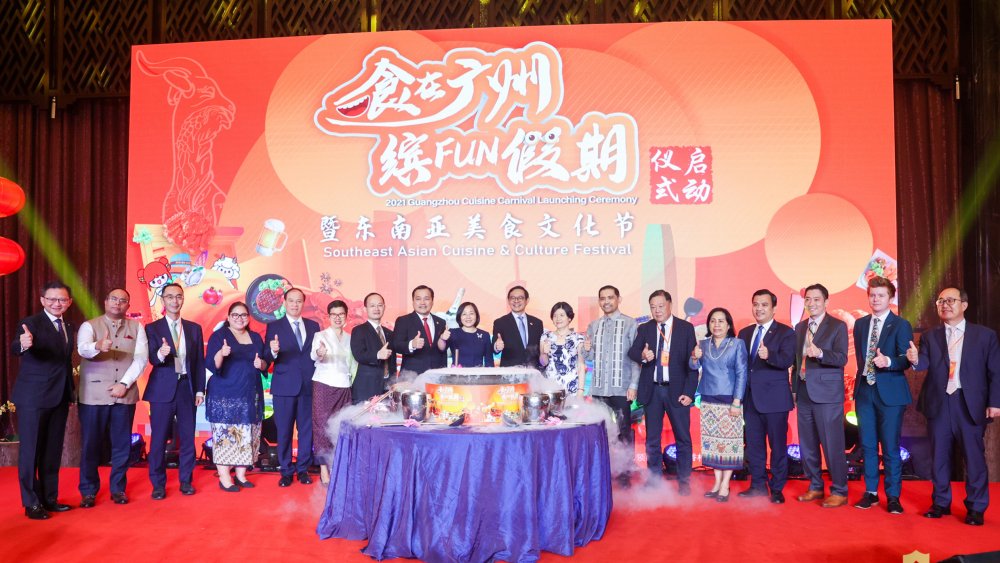 Các đại biểu chụp ảnh lưu niệm tại Lễ hội văn hóa ẩm thực Đông Nam Á. Các đại biểu chụp ảnh lưu niệm tại Lễ hội văn hóa ẩm thực Đông Nam Á.