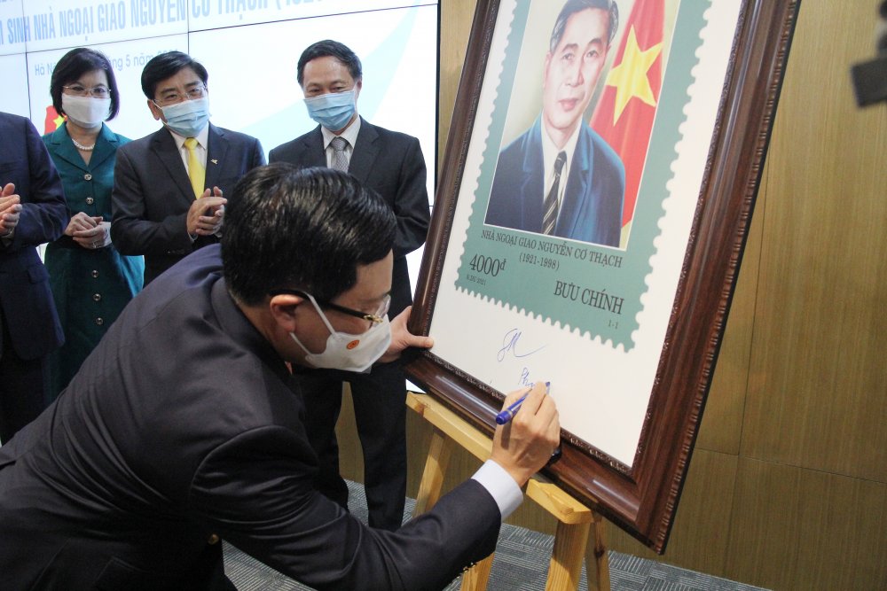 Phó Thủ tướng Phạm Bình Minh, Bộ trưởng Nguyễn Mạnh Hùng, Bộ trưởng Bùi Thanh Sơn ký lưu niệm trên bức tranh Tem Nhà ngoại giao Nguyễn Cơ Thạch