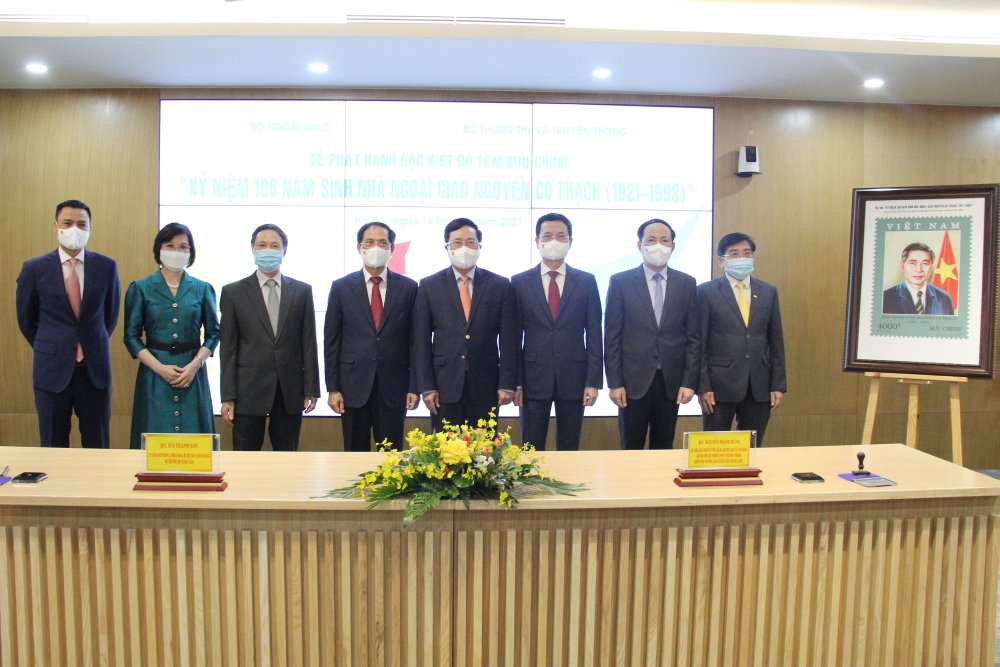 Phó Thủ tướng Phạm Bình Minh, Bộ trưởng Bộ TT&TT Nguyễn Mạnh Hùng, Bộ trưởng  Bộ Ngoại giao Bùi Thanh Sơn, Thứ trưởng Bộ TT&TT Phạm Anh Tuấn cùng đại diện gia đình Nhà ngoại giao Nguyễn Cơ Thạch tại lễ phát hành đặc biệt Bộ tem