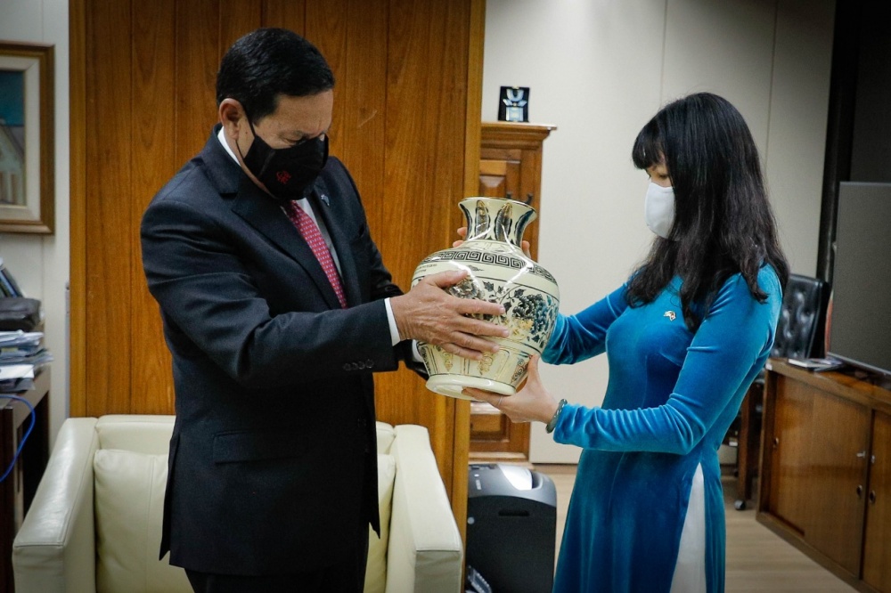 Đại sứ Phạm Thị Kim Hoa chào xã giao Phó Tổng thống Brazil