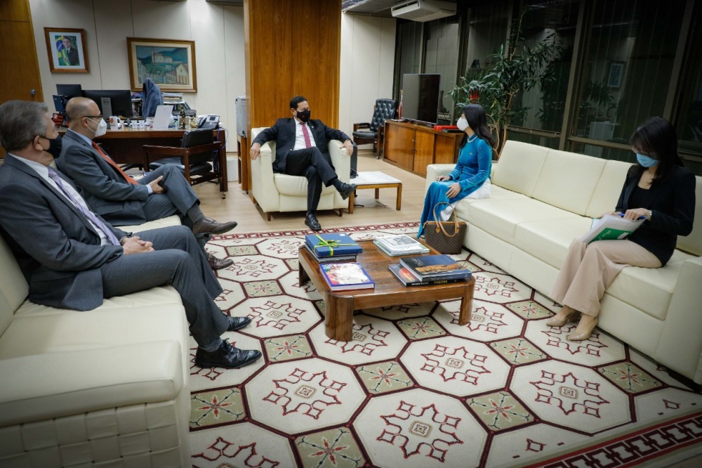 Đại sứ Phạm Thị Kim Hoa chào xã giao Phó Tổng thống Brazil