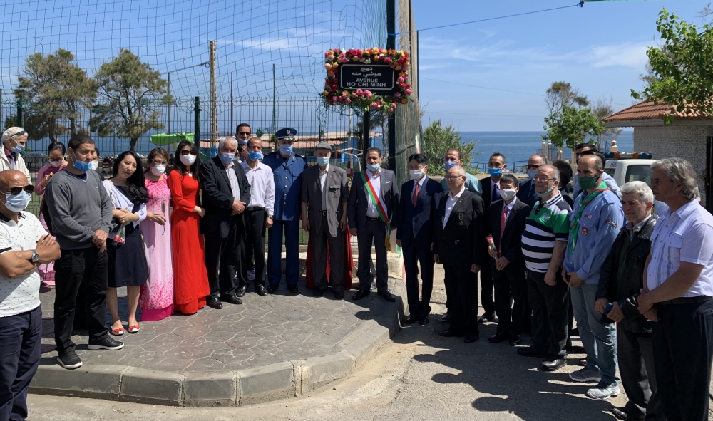 Tập thể cán bộ, nhân viên Đại sứ quán và đại diện chính quyền, hội, đoàn chụp ảnh lưu niệm.