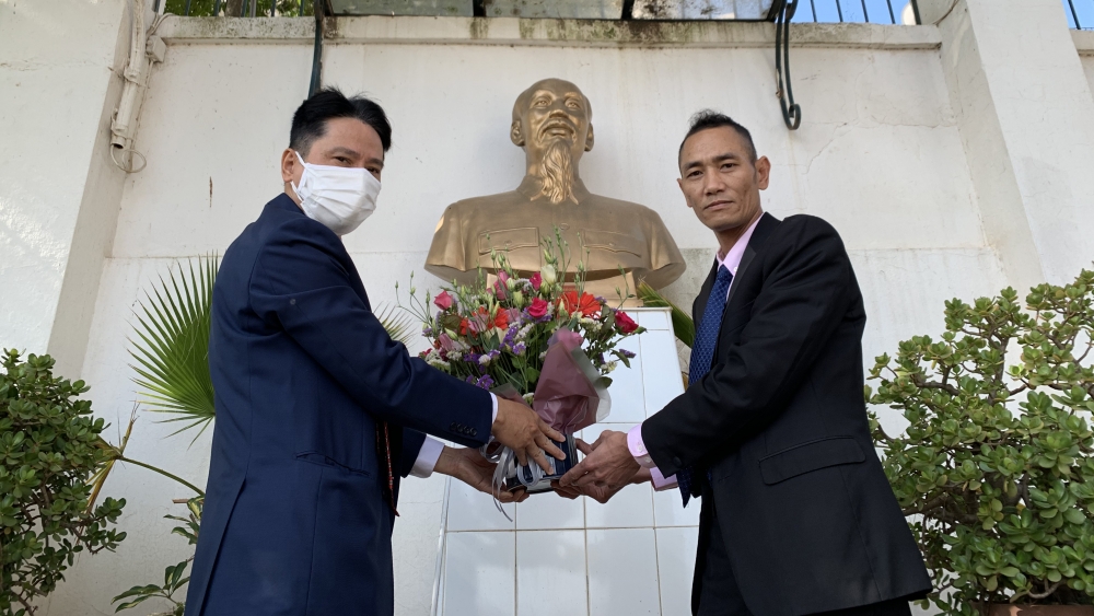 Tập thể Đại sứ quán dâng hoa tại tượng Chủ tịch Hồ Chí Minh tại trụ sở Đại sứ quán.